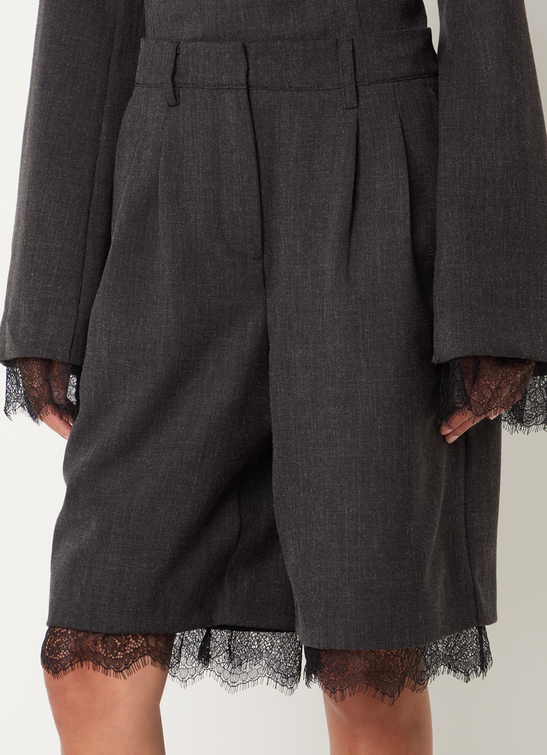 Sofie Schnoor Luciasw high waist wide fit korte broek met details van kant - detail antraciet