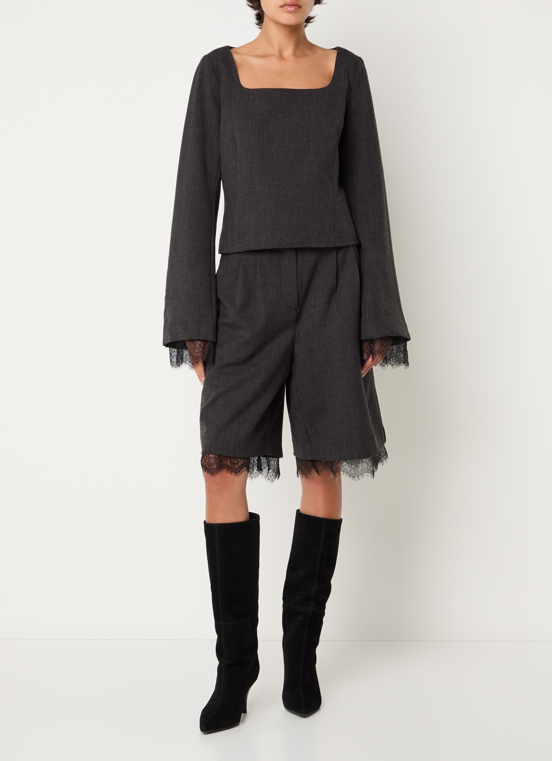 Sofie Schnoor Luciasw high waist wide fit korte broek met details van kant - voorkant 4 antraciet