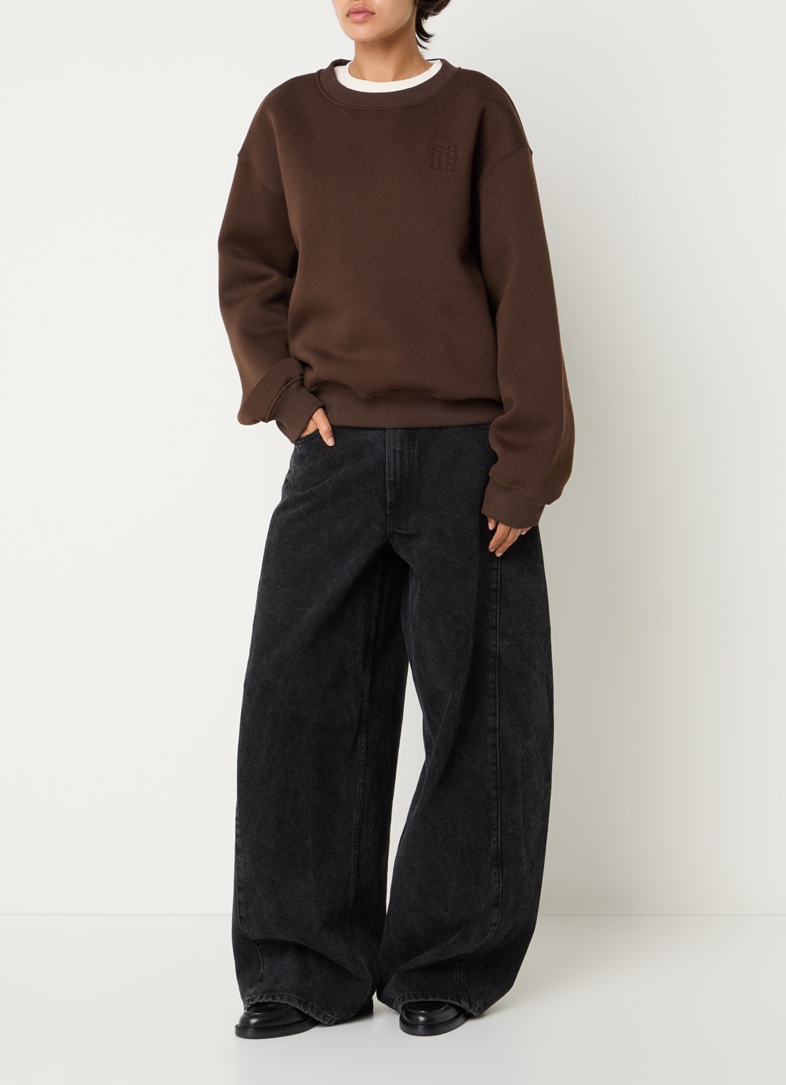 Sofie Schnoor Lusiasw sweater met 3D logo - voorkant 3 bruin