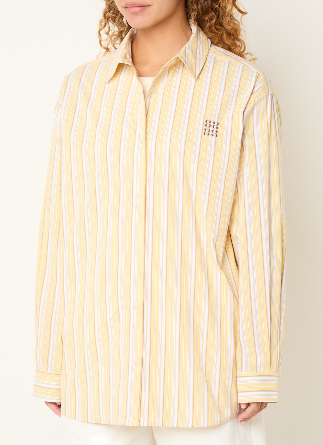 Sofie Schnoor Mercysw blouse met streepprint en logoborduring - detail 2 lichtgeel