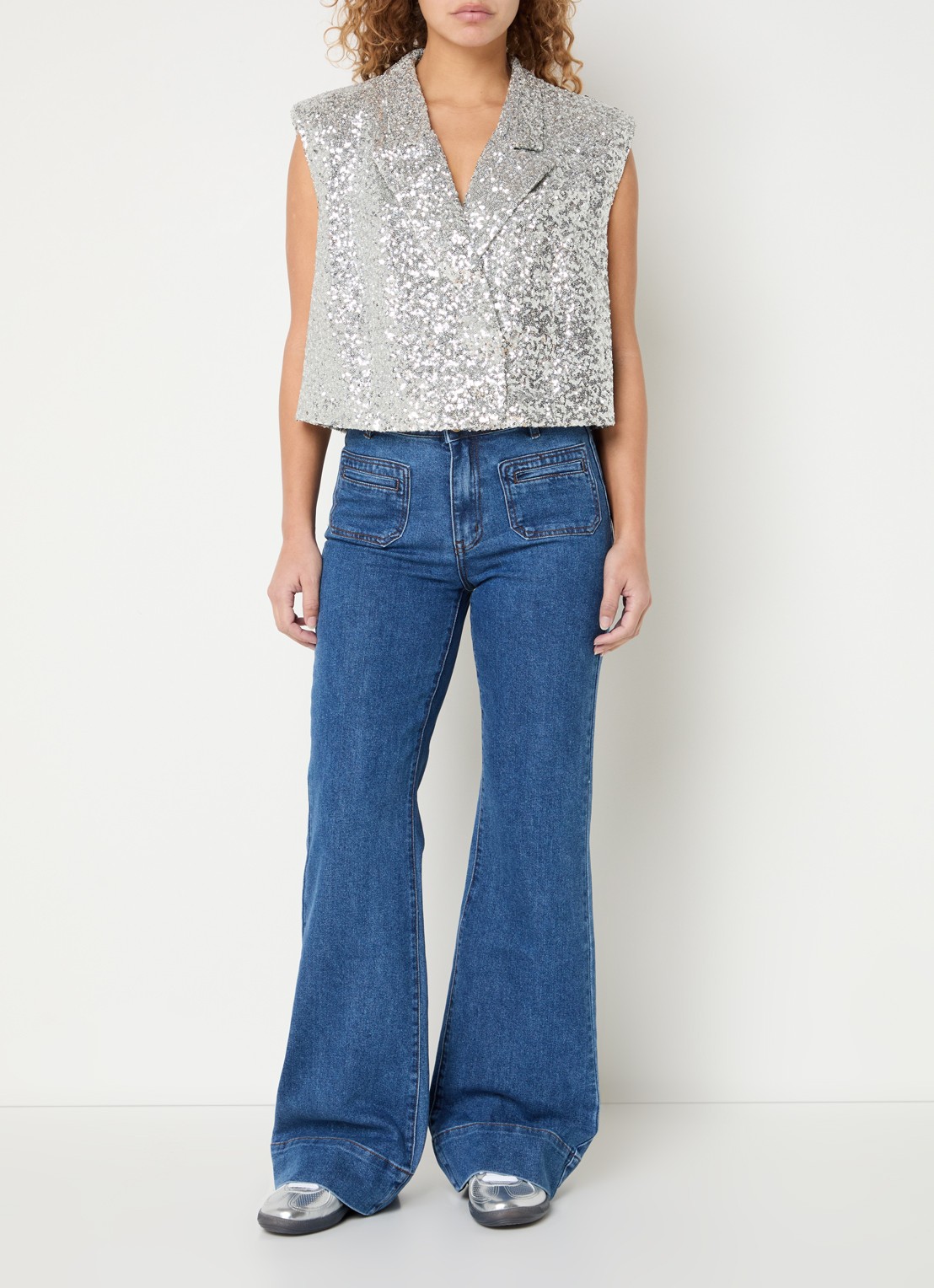 Sofie Schnoor Noelle high waist flared jeans met medium wassing - voorkant 4 indigo
