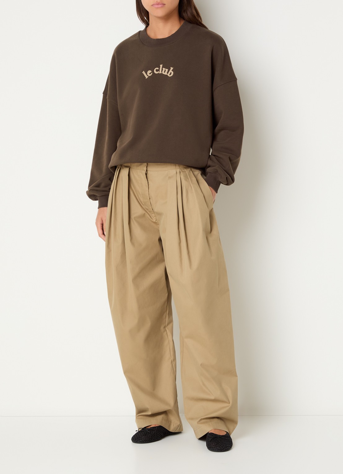 Sofie Schnoor Paro sweater met borduring - voorkant 2 bruin