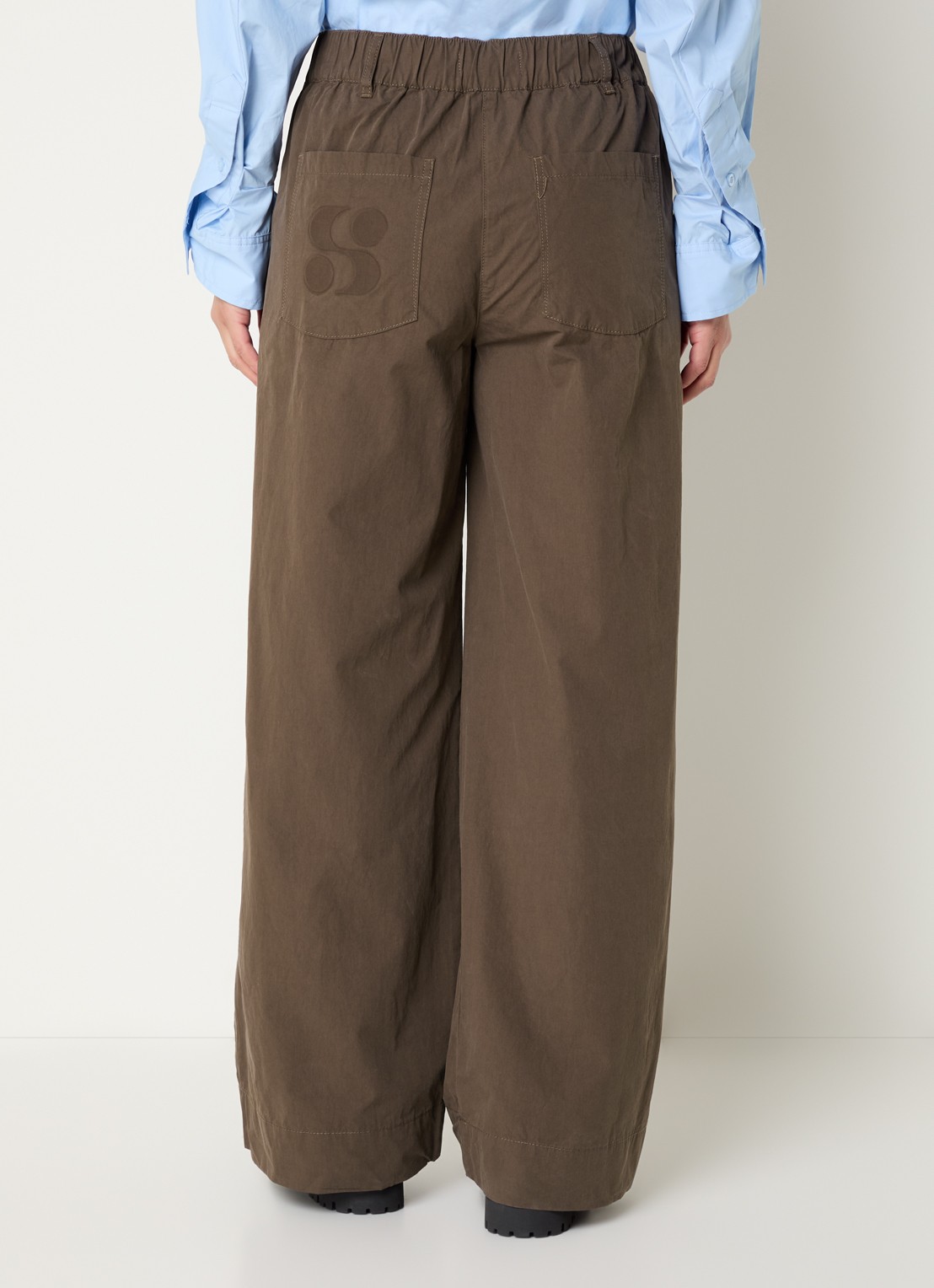 Sofie Schnoor Reinesw mid waist loose fit pantalon met 3D logoprint - achterkant donkerbruin