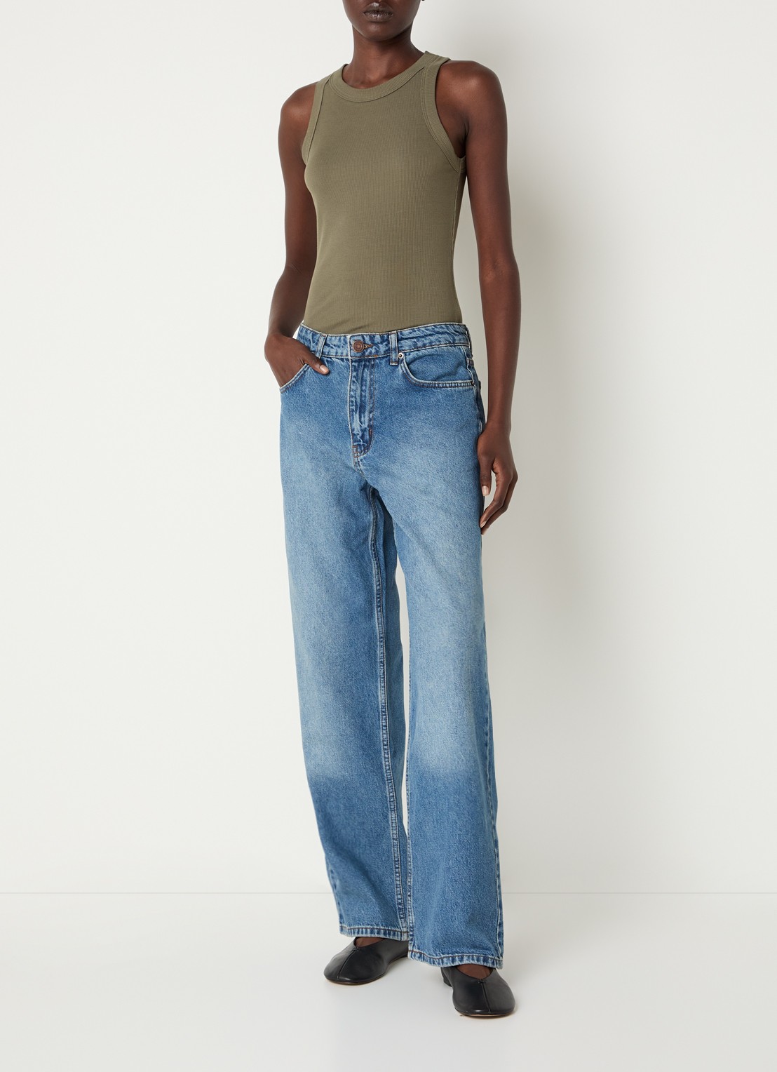 Sofie Schnoor Rios mid waist straight leg jeans met steekzakken - voorkant 5 indigo