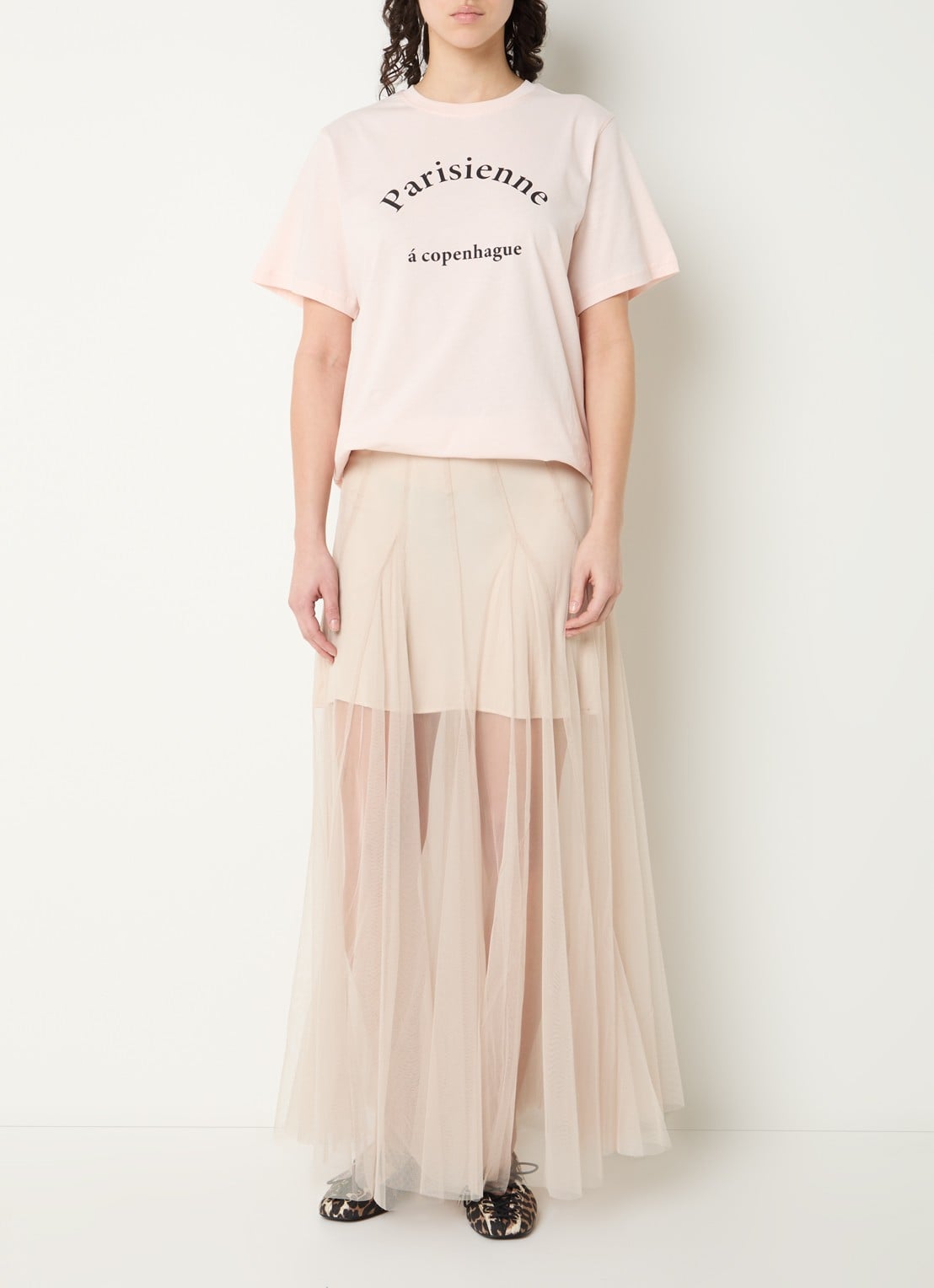 Sofie Schnoor Roasly semi-transparante maxi rok van mesh - voorkant 2 zand