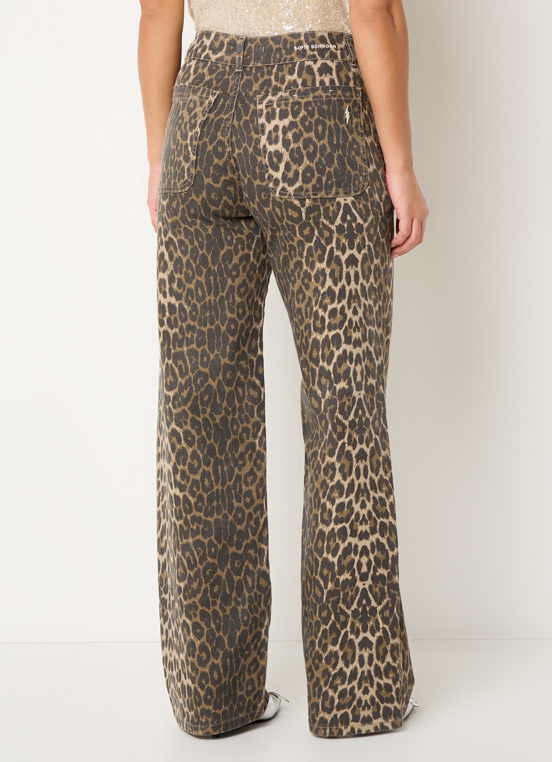 Sofie Schnoor Sienna mid waist loose fit jeans met panterprint - achterkant lichtbruin