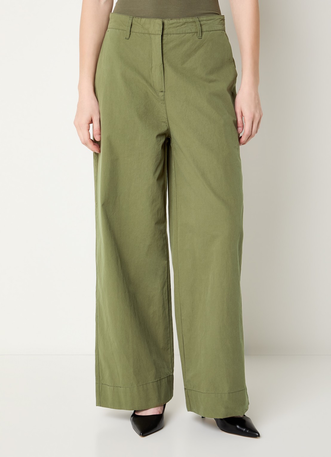 Sofie Schnoor Solas mid waist wide fit chino met steekzakken - detail 3 mosgroen