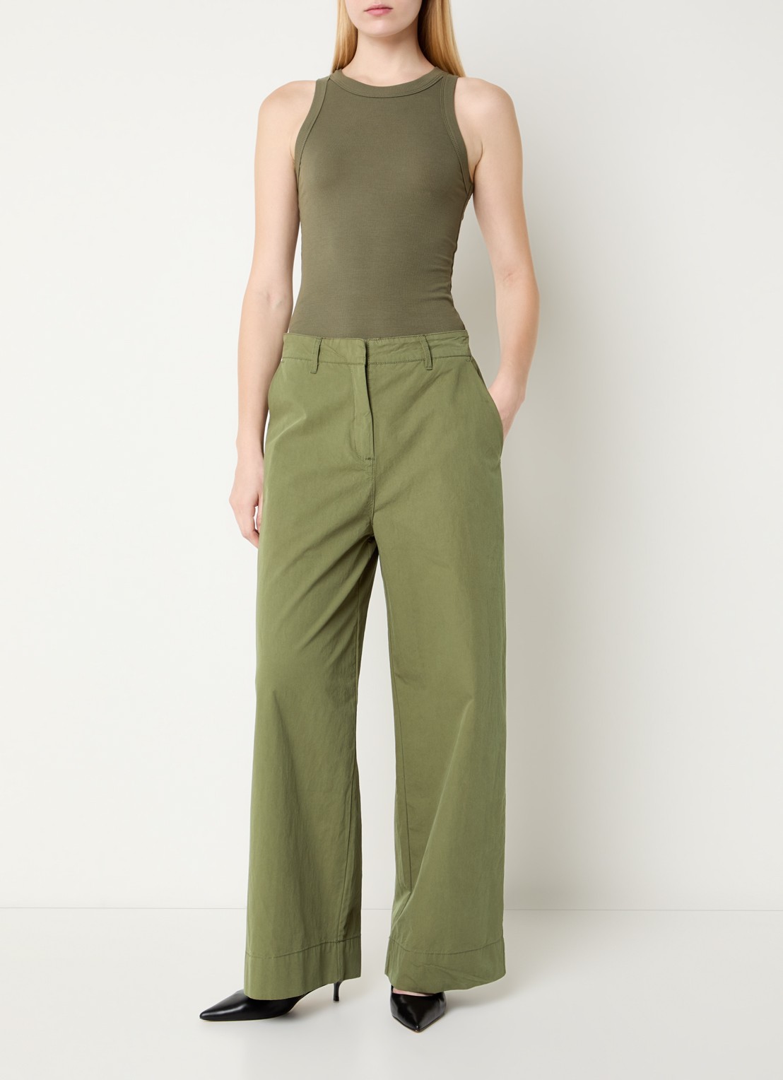 Sofie Schnoor Solas mid waist wide fit chino met steekzakken - voorkant 2 mosgroen