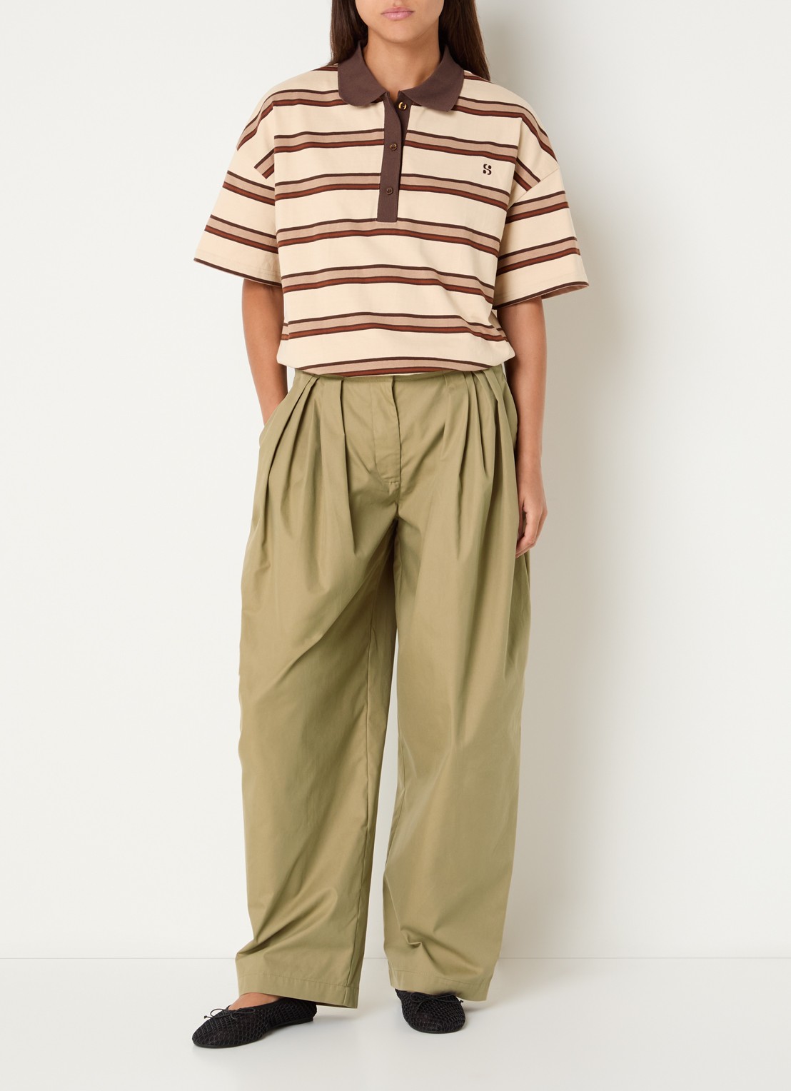 Sofie Schnoor Tamarasw mid waist balloon fit chino met plooidetail en steekzakken  - voorkant 4 khaki