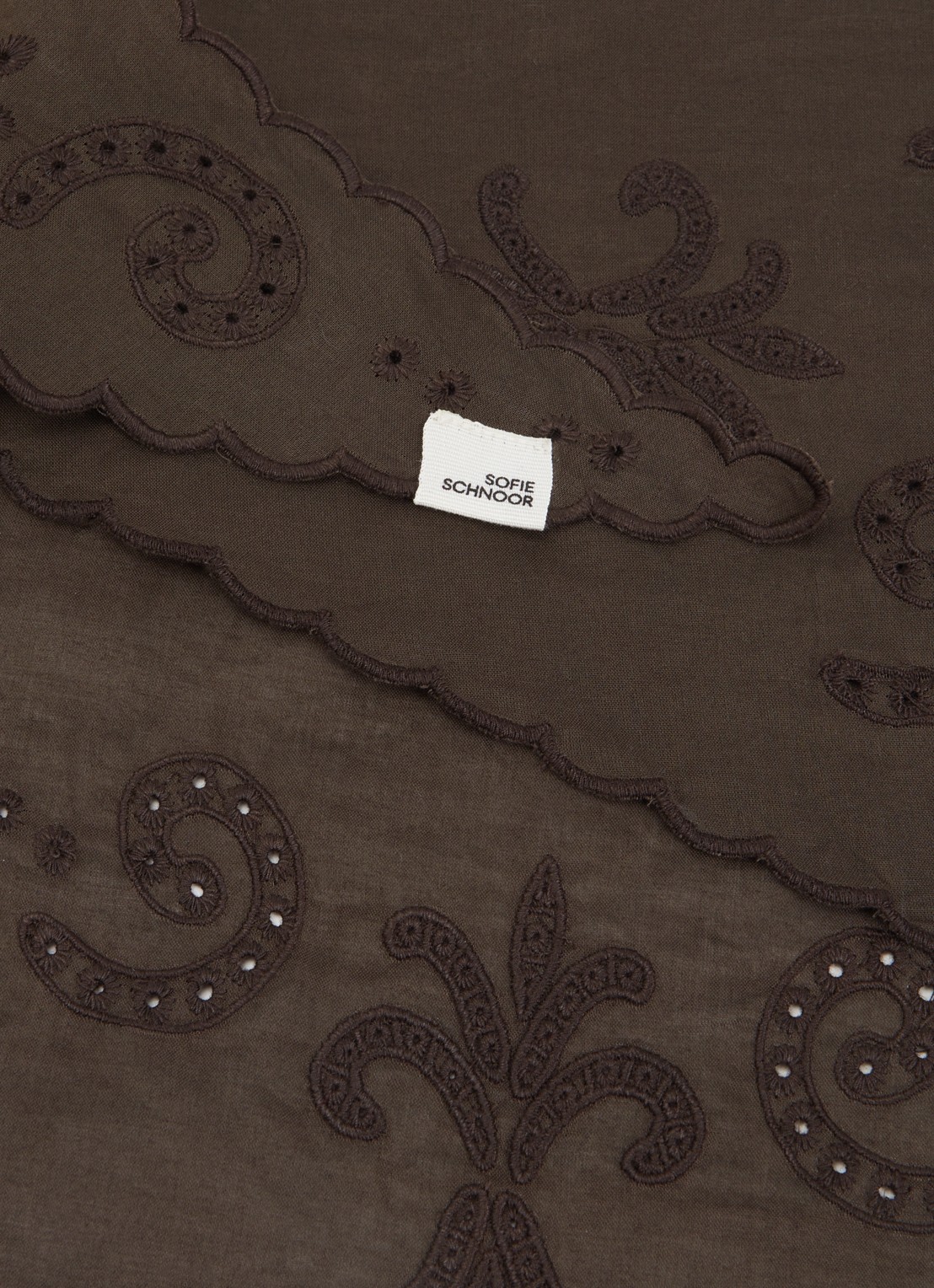Sofie Schnoor Teasy sjaal met paisly borduring 105 x 30 cm - detail donkerbruin