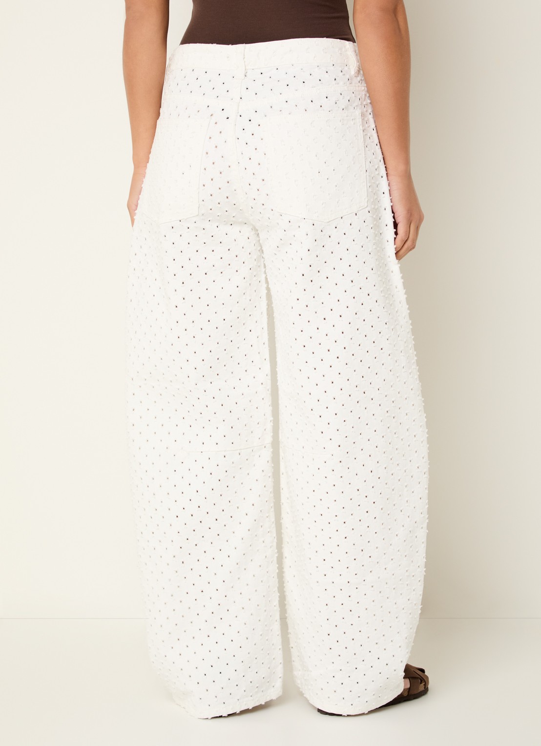Sofie Schnoor Tomarsw mid waist balloon fit jeans met opengewerkt dessing - achterkant 5 wit