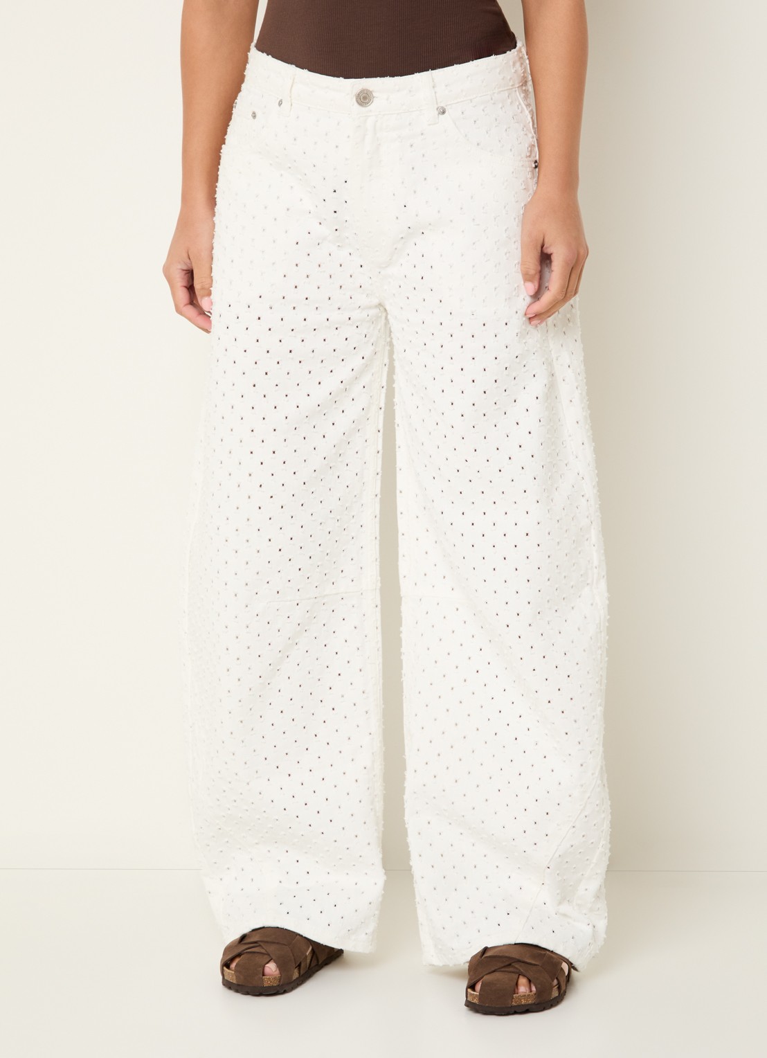Sofie Schnoor Tomarsw mid waist balloon fit jeans met opengewerkt dessing - detail wit