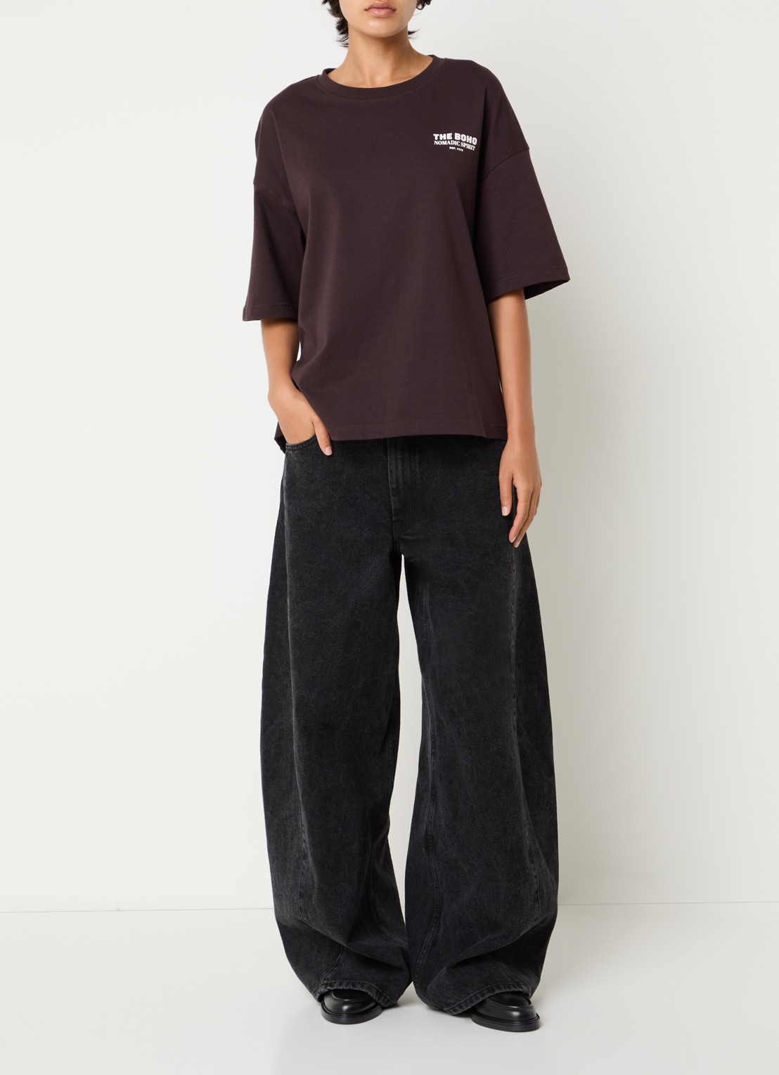 Sofie Schnoor Verasw T-shirt met front- en backprint - voorkant 3 donkerbruin