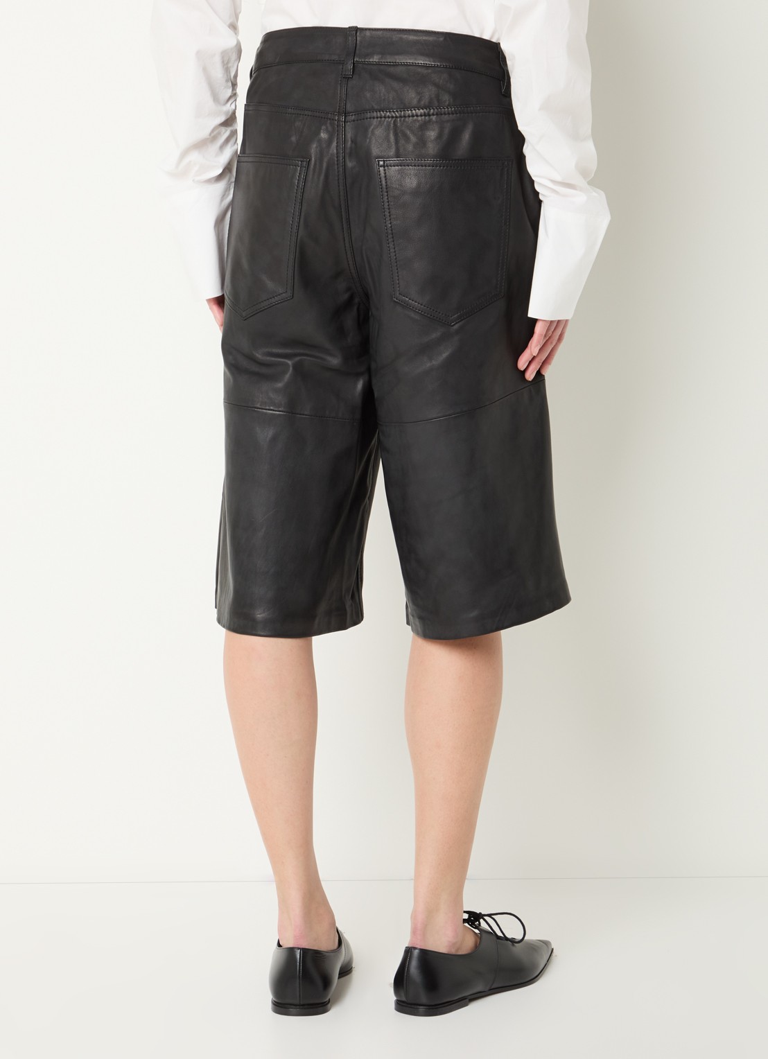 Sofie Schnoor Voke high waist wide leg korte broek van lamsleer - achterkant 2 zwart