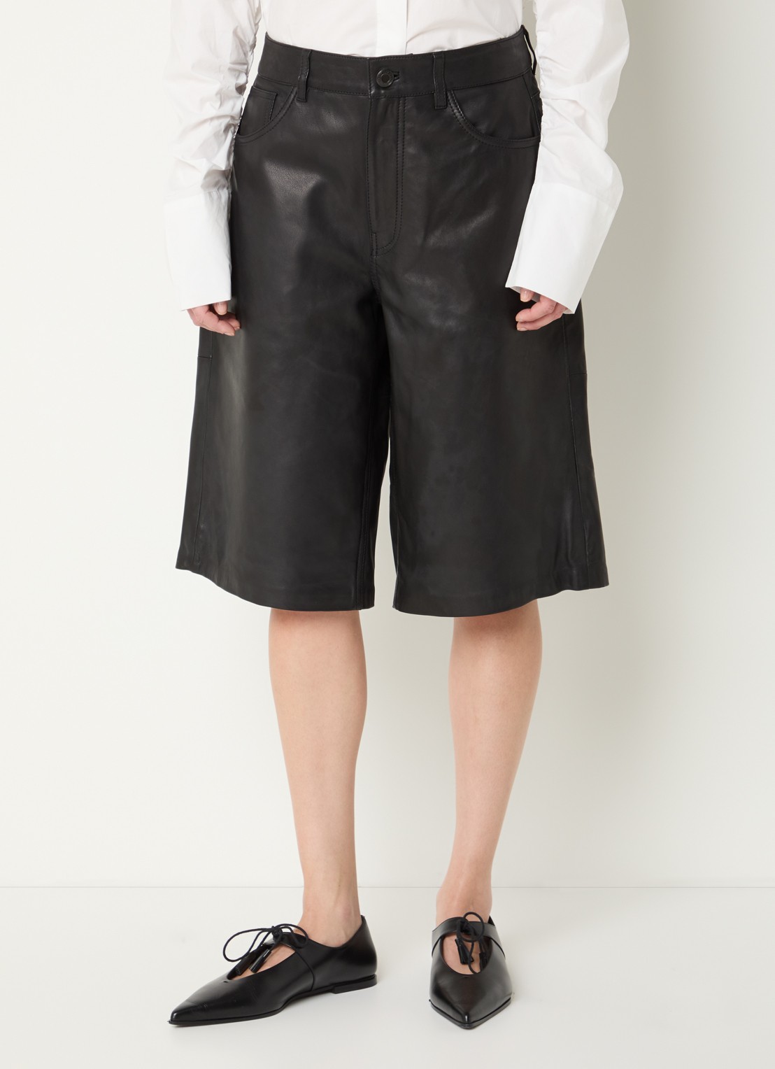 Sofie Schnoor Voke high waist wide leg korte broek van lamsleer - detail zwart