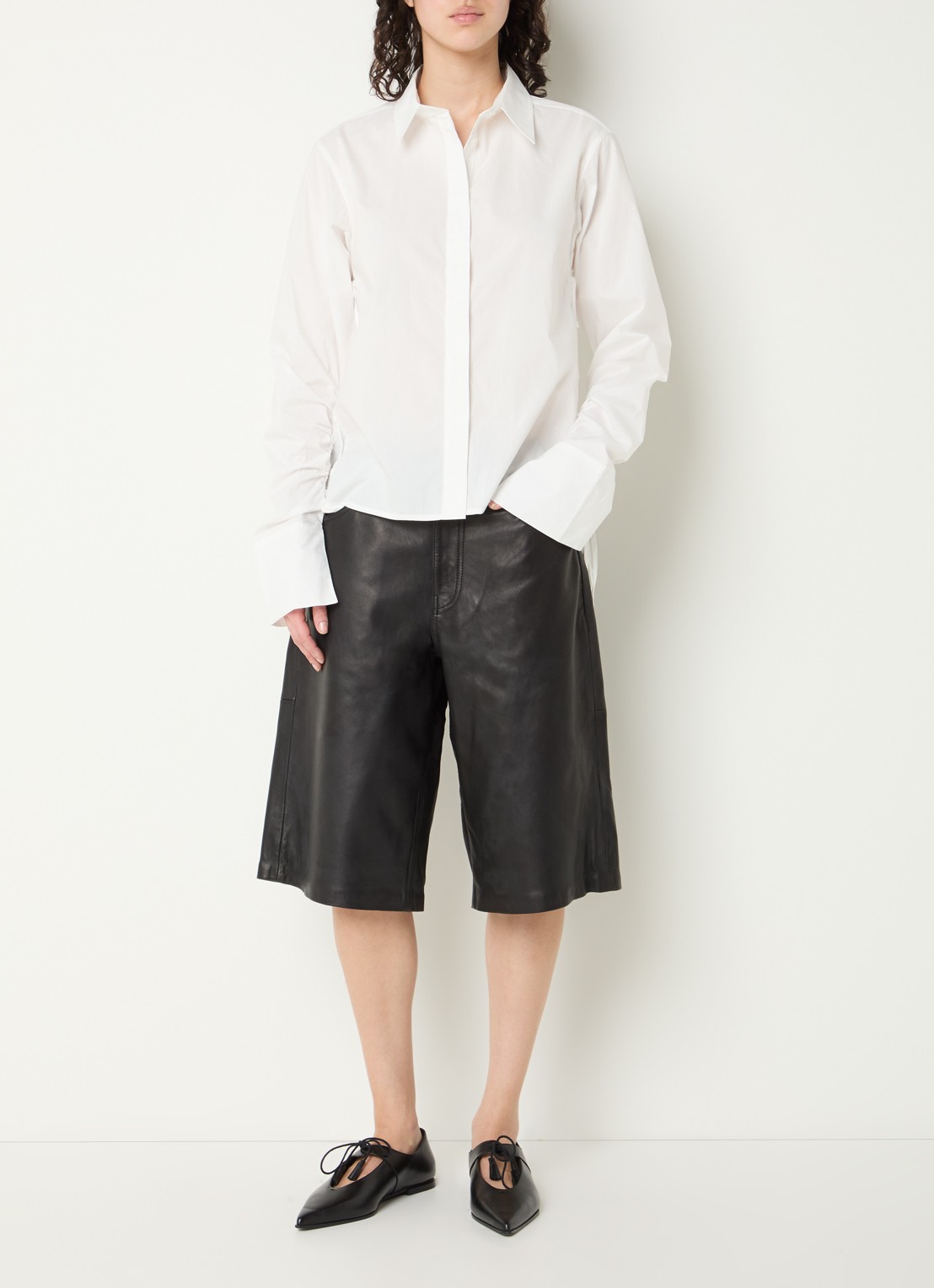 Sofie Schnoor Voke high waist wide leg korte broek van lamsleer - voorkant 4 zwart