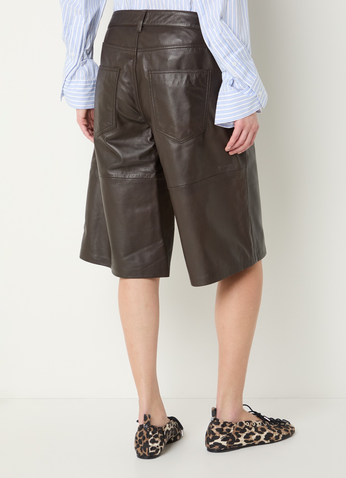 Sofie Schnoor Voke high waist wide leg korte broek van lamsleer - achterkant donkerbruin