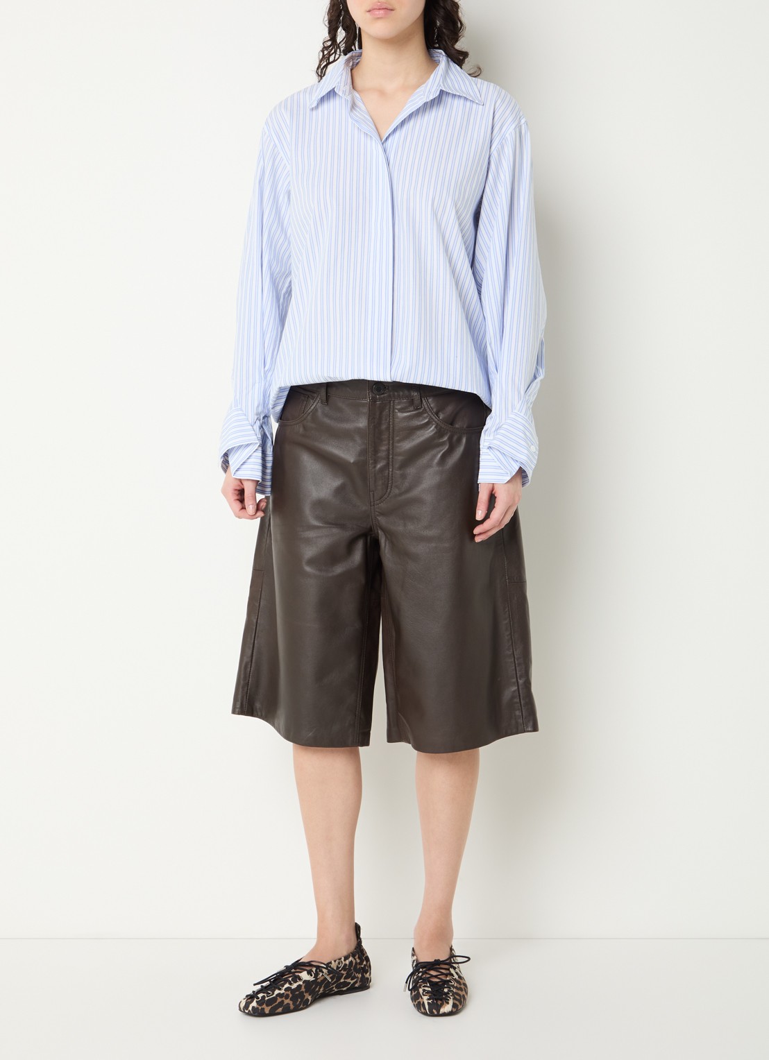 Sofie Schnoor Voke high waist wide leg korte broek van lamsleer - voorkant 4 donkerbruin
