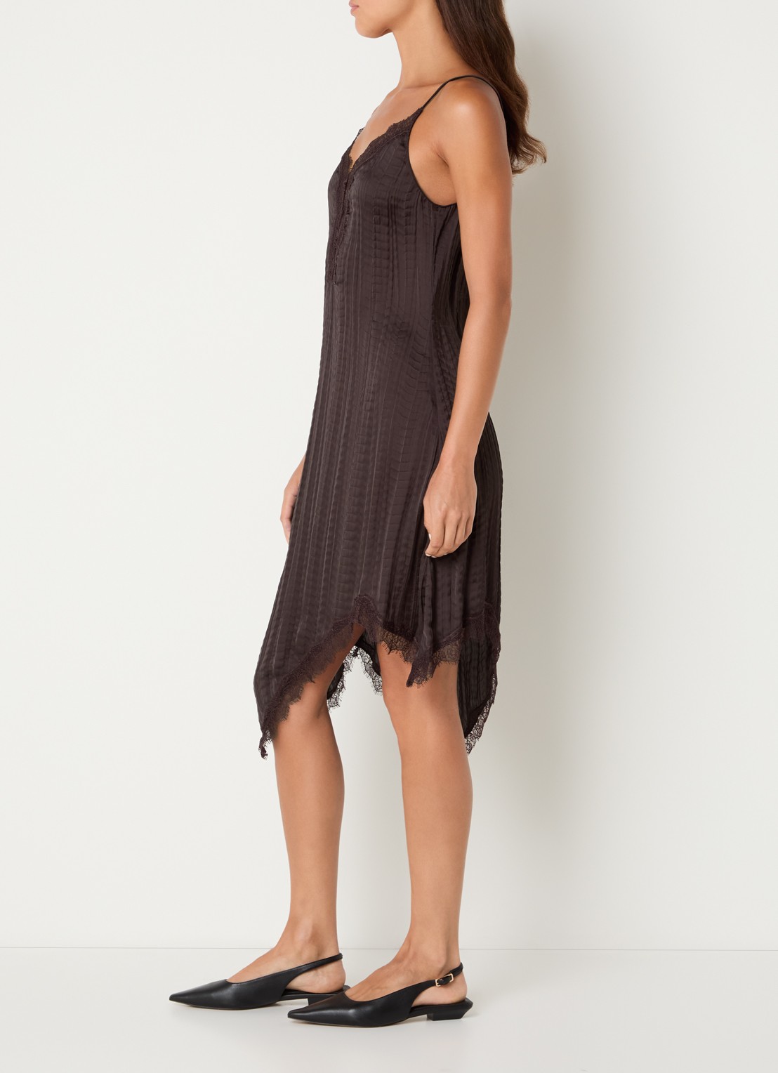 Sofie Schnoor Winonasw midi jurk met asymmetrische zoom en details van kant - voorkant 2 donkerbruin
