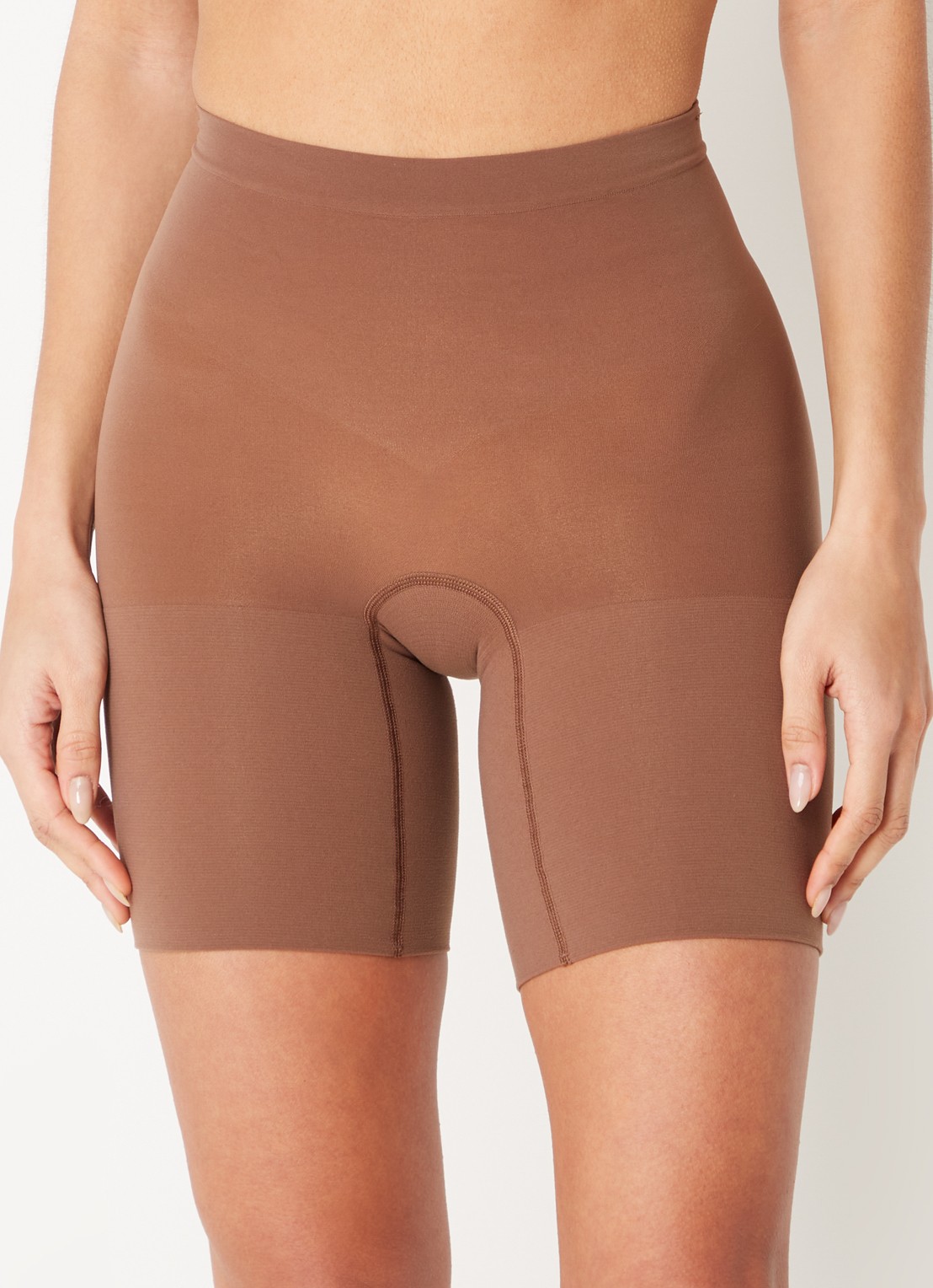 SPANX Everyday naadloze corrigerende short - detail 3 donkerbruin