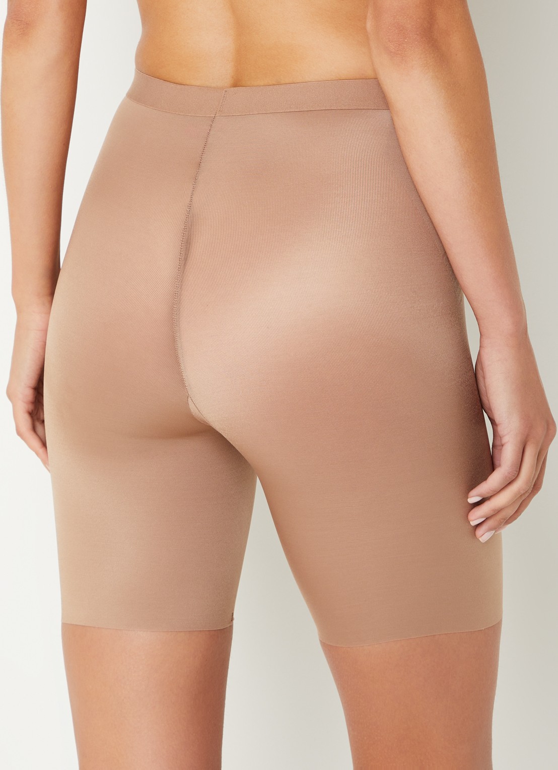 SPANX Invisible corrigerende short met glanzende finish - achterkant lichtbruin