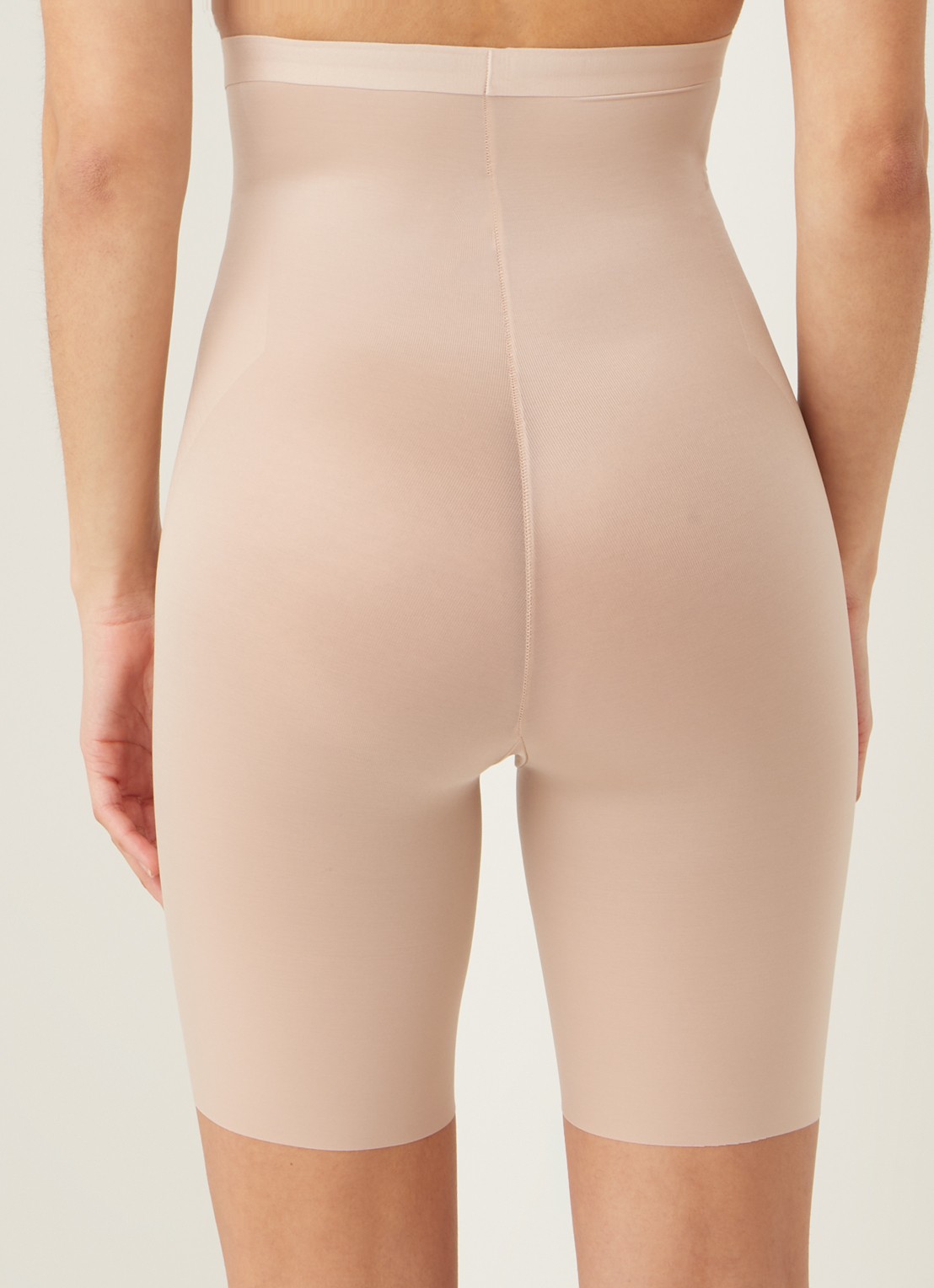 SPANX Invisible high waisted naadloze corrigerende short - achterkant 2 beige