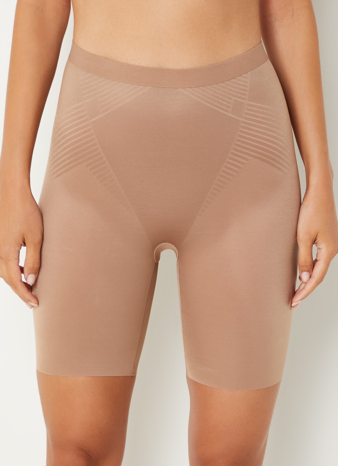 SPANX Invisible Midthigh corrigerende short met glanzende finish - detail 3 lichtbruin