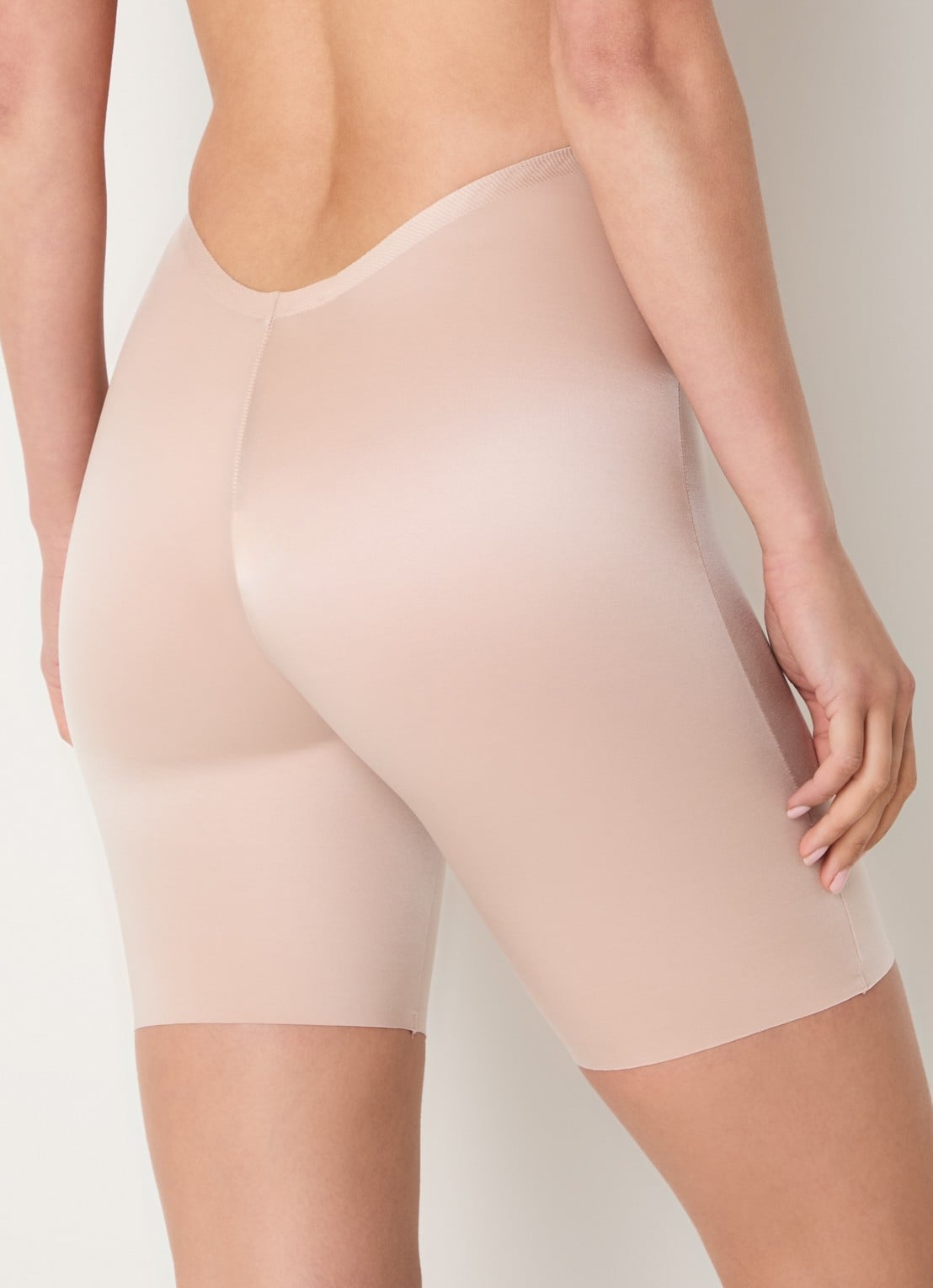 SPANX SPANXshape™ Suit Your Fancy Low-Back Mid-Tigh corrigerende short - achterkant 4 beige