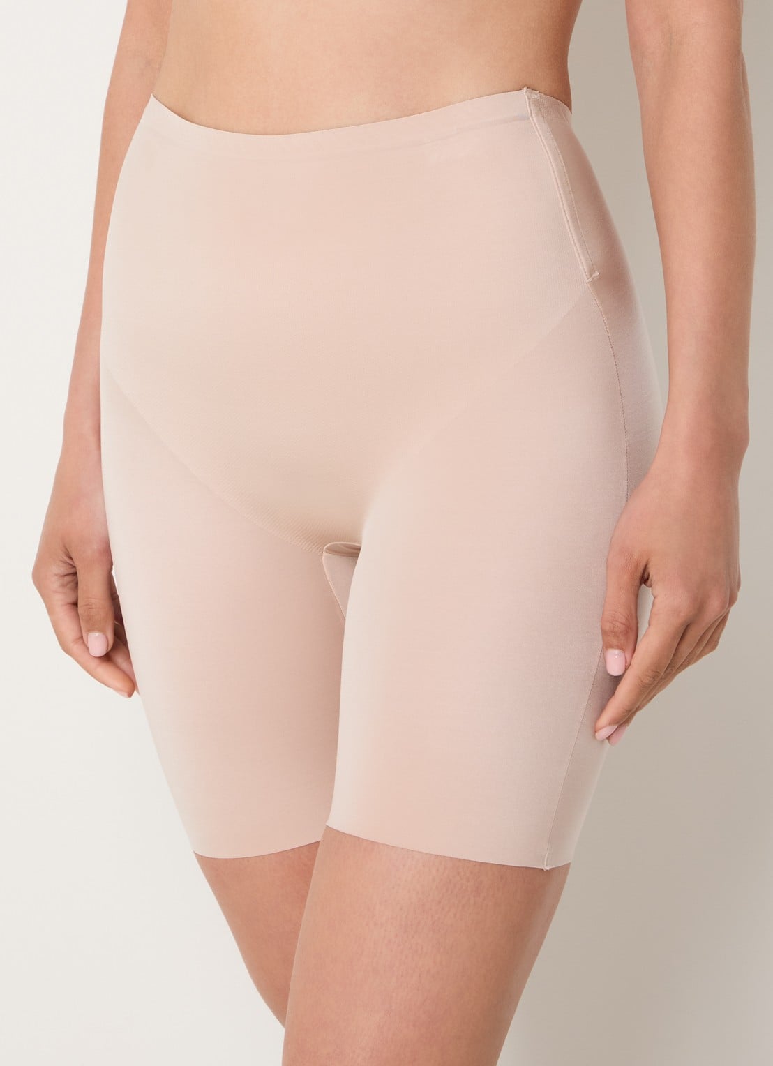 SPANX SPANXshape™ Suit Your Fancy Low-Back Mid-Tigh corrigerende short - detail beige