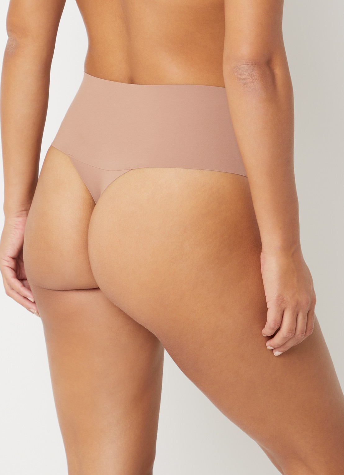 SPANX SPANXsupersmooth® Undie-tectable® naadloze corrigerende string - achterkant zand