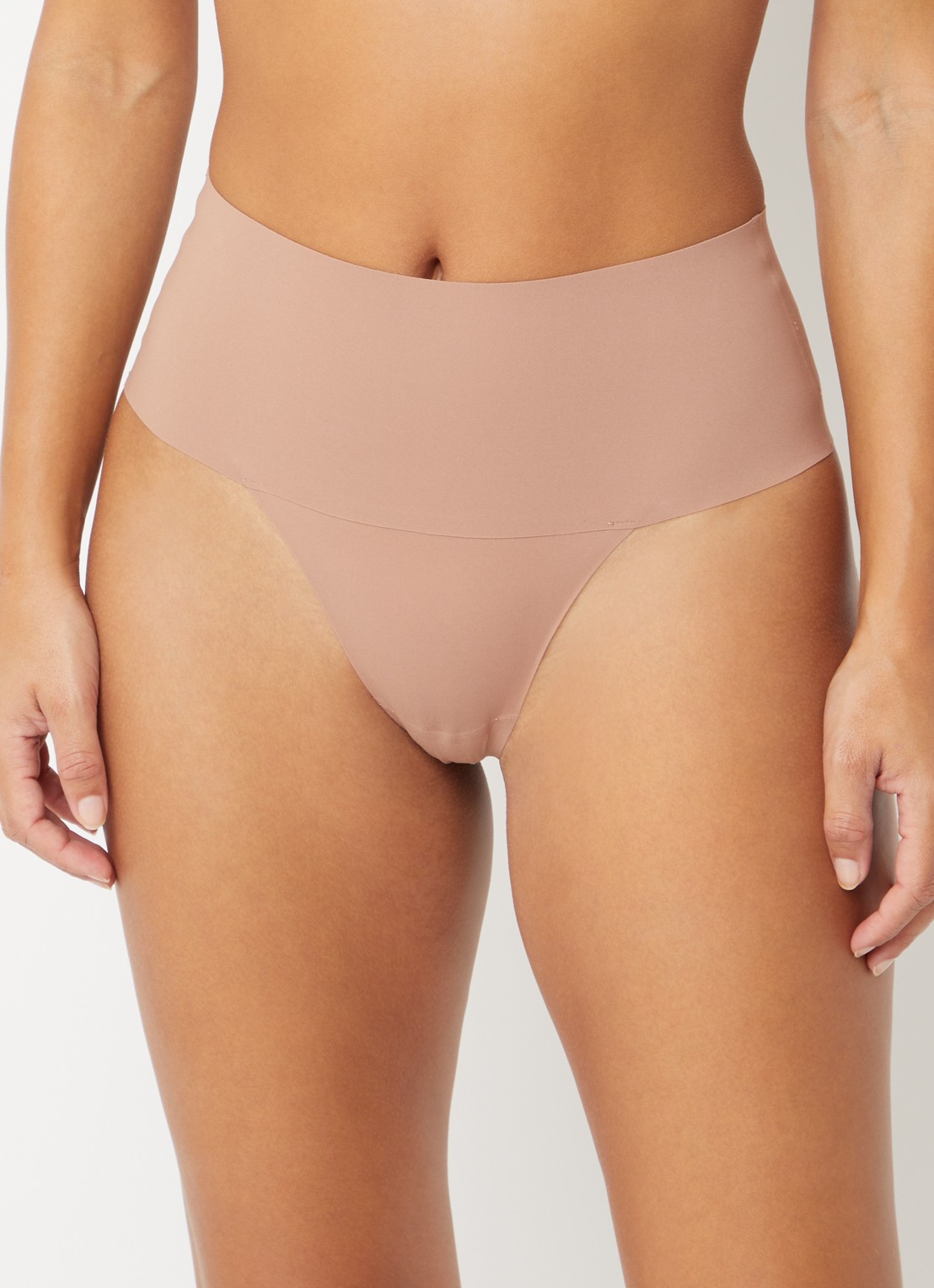 SPANX SPANXsupersmooth® Undie-tectable® naadloze corrigerende string - voorkant 3 zand