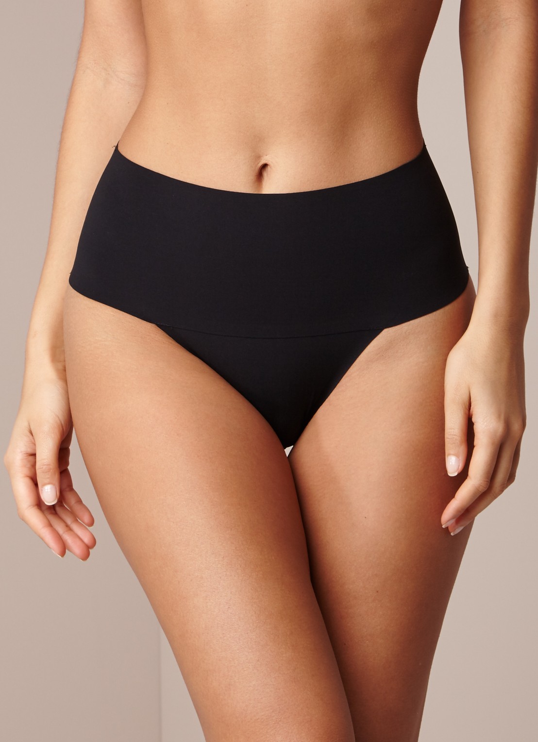 SPANX Undie-Tectable corrigerende string - detail zwart