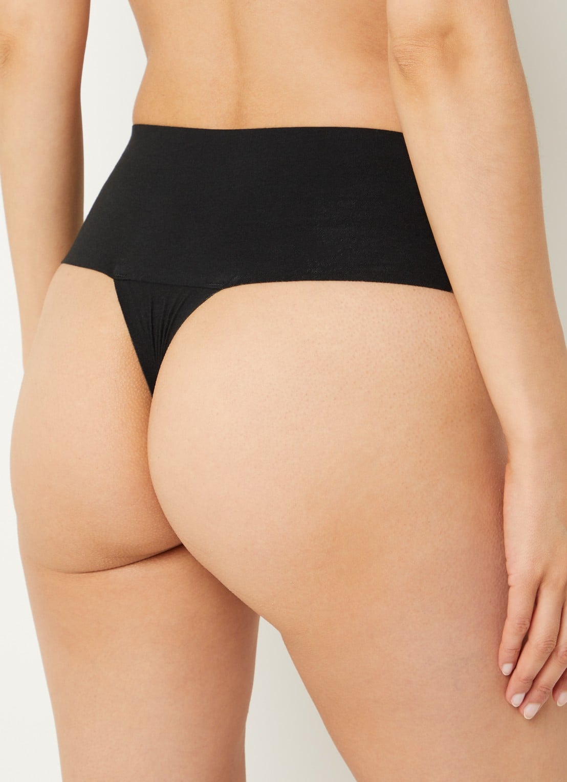 SPANX Undie-tectable high waisted corrigerende string    - achterkant zwart