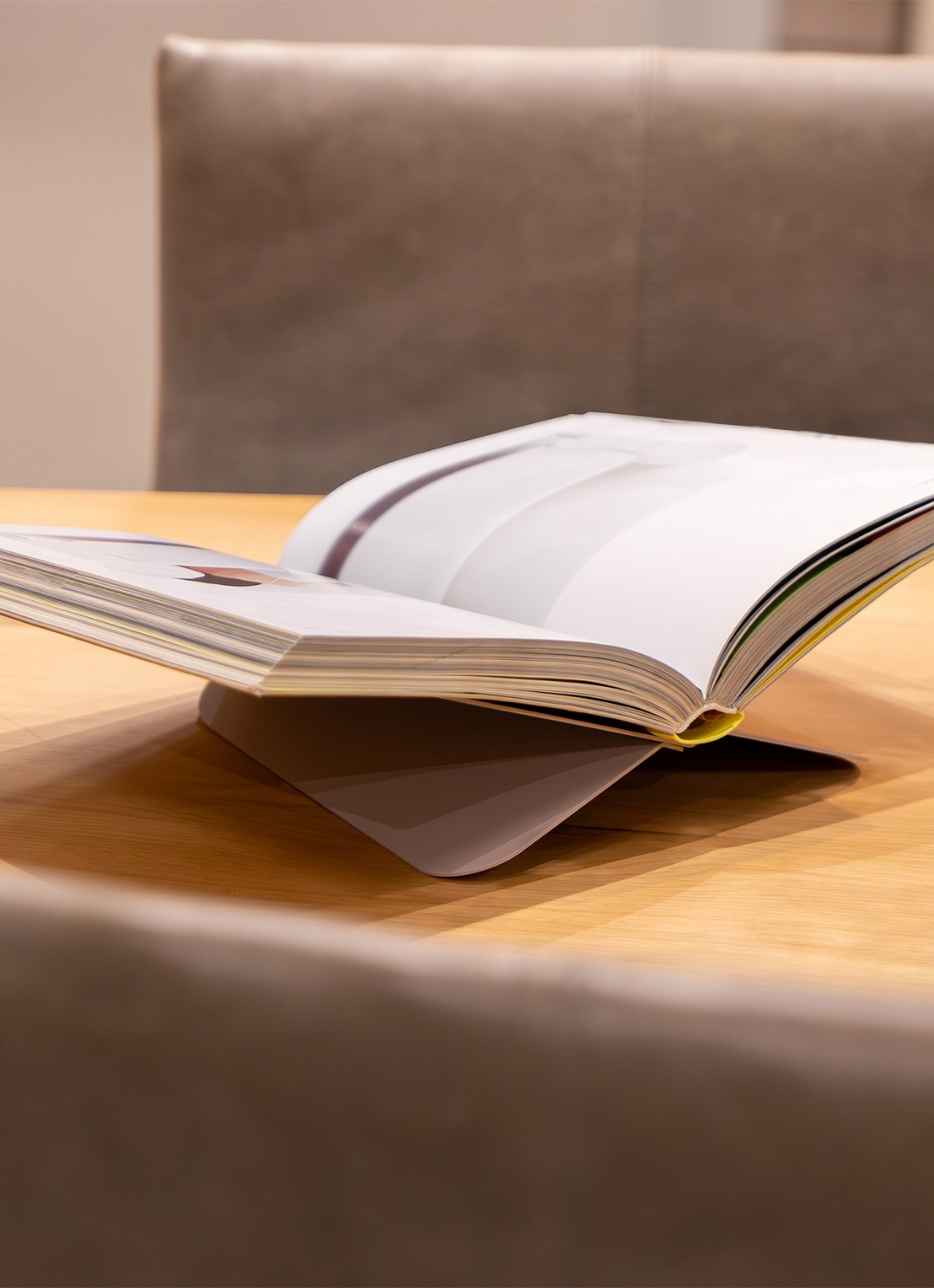 Spinder Atalanta boekenstandaard - detail taupe