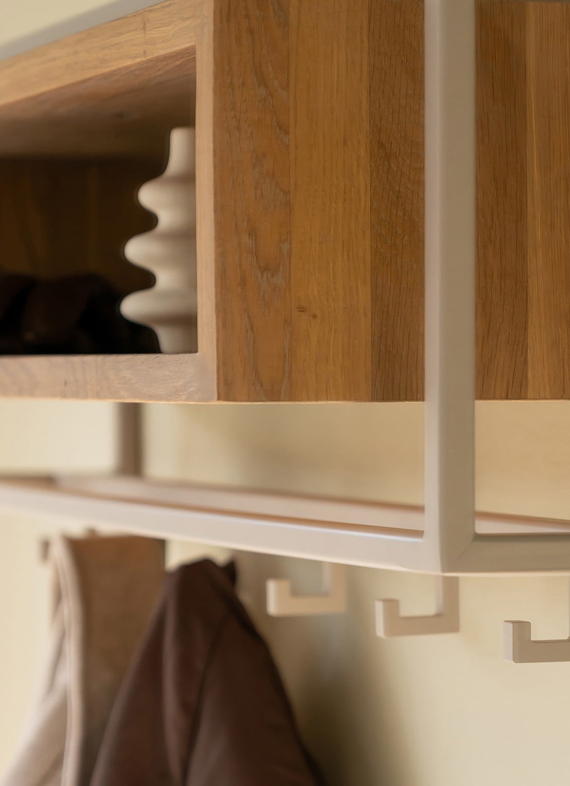 Spinder School 80 wandkapstok - detail 3 taupe