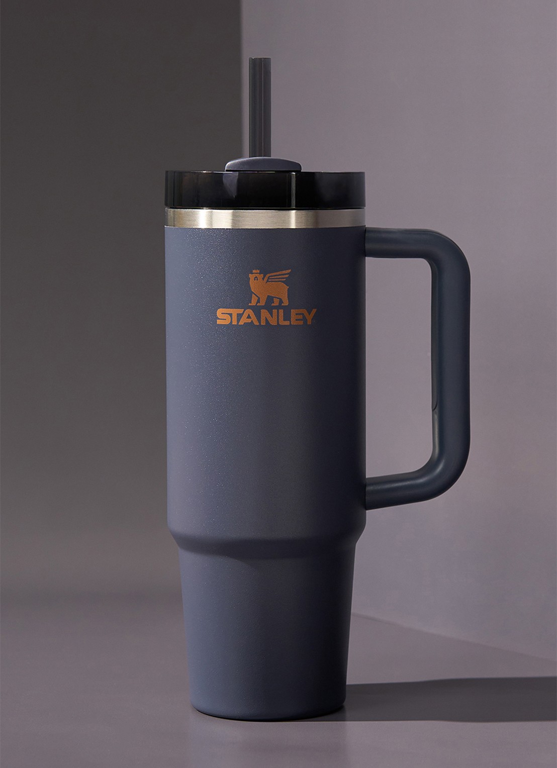 Stanley De Quencher® H2.O FlowState™ thermosfles 0,89 liter - voorkant 4 twilight / donkerblauw