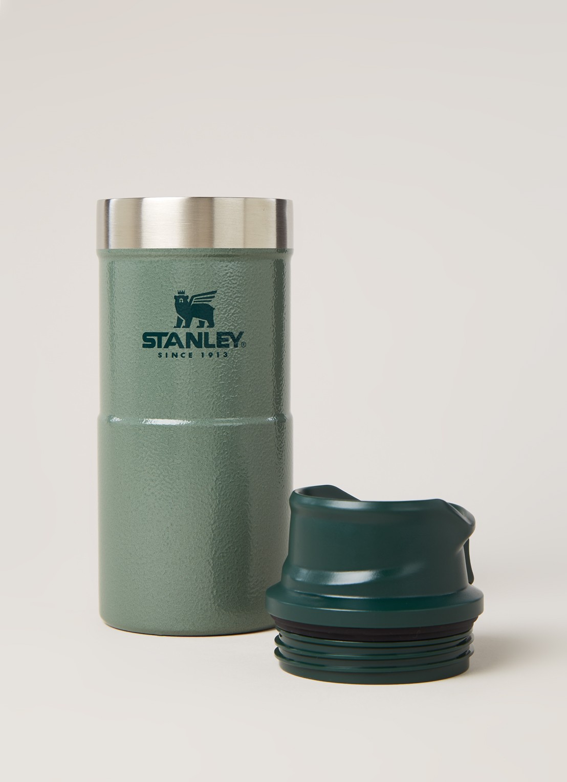 Stanley The Trigger-Action Travel Mug thermosbeker 35 cl - detail legergroen