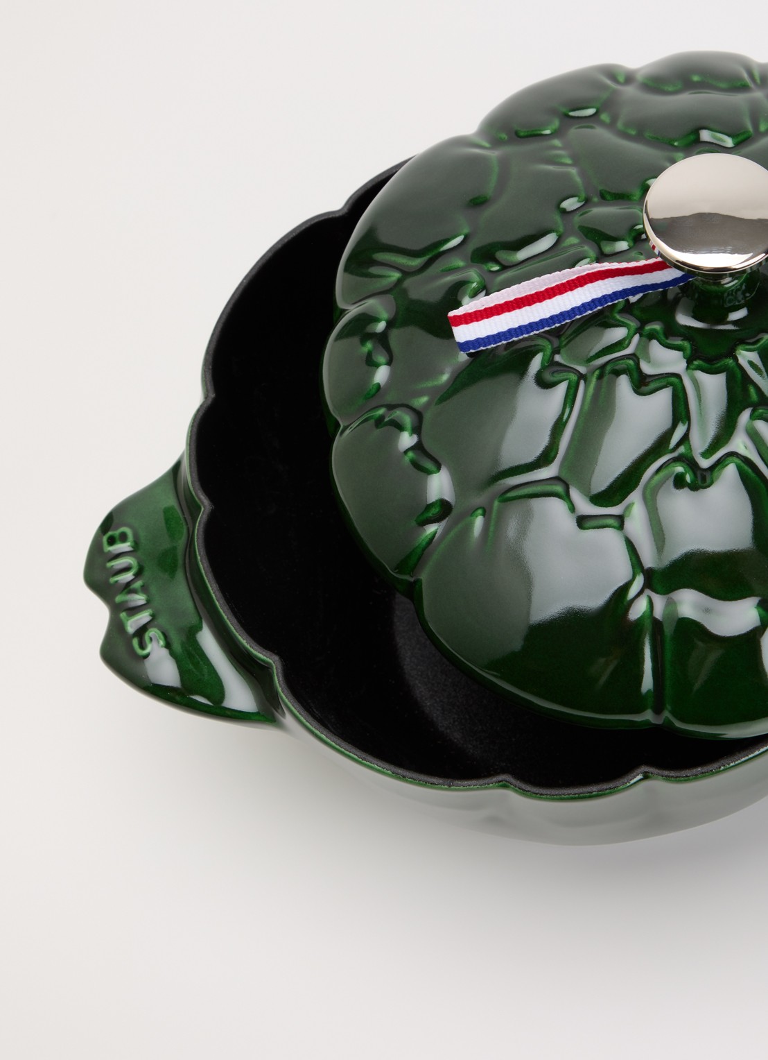 Staub Artisjok cocotte 22 cm  - voorkant 2 donkergroen