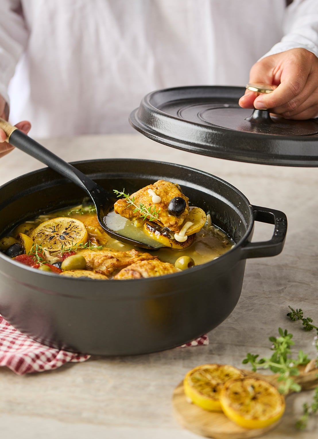 Staub Cocotte Ø28 cm - detail 4 zwart