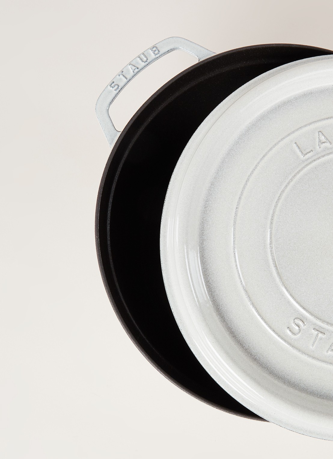 Staub Cocotte braad-/stoofpan Ø28 cm - detail 3 lichtgrijs