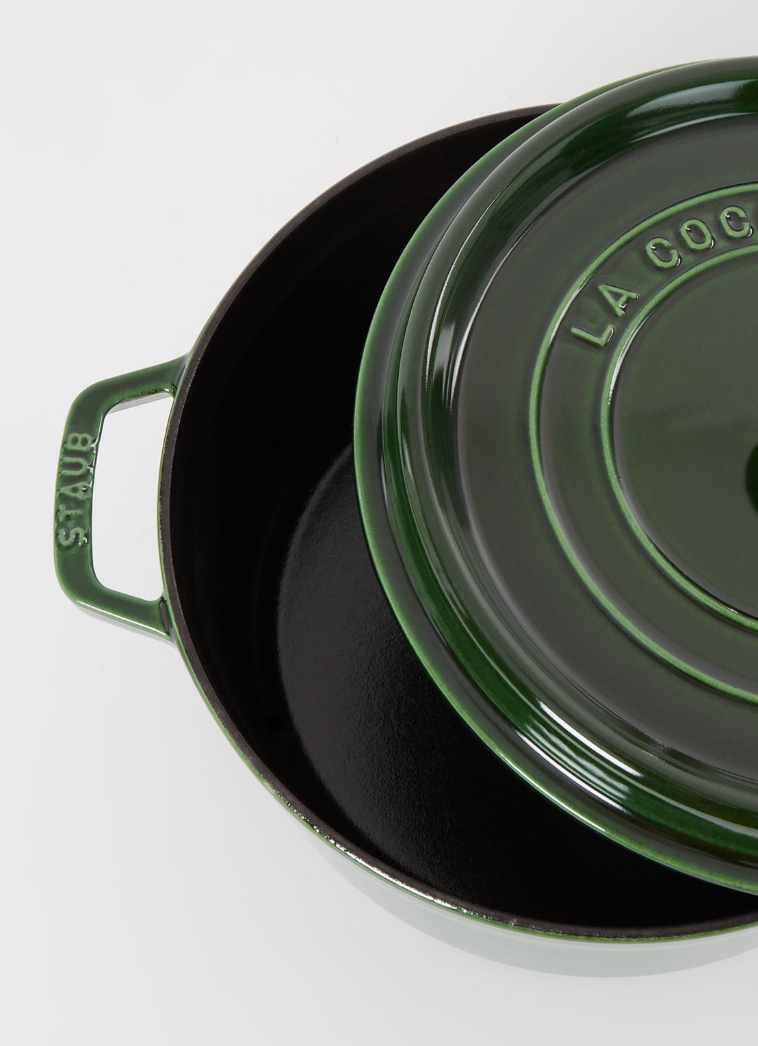 Staub Cocotte braadpan 26 cm  - voorkant 2 donkergroen