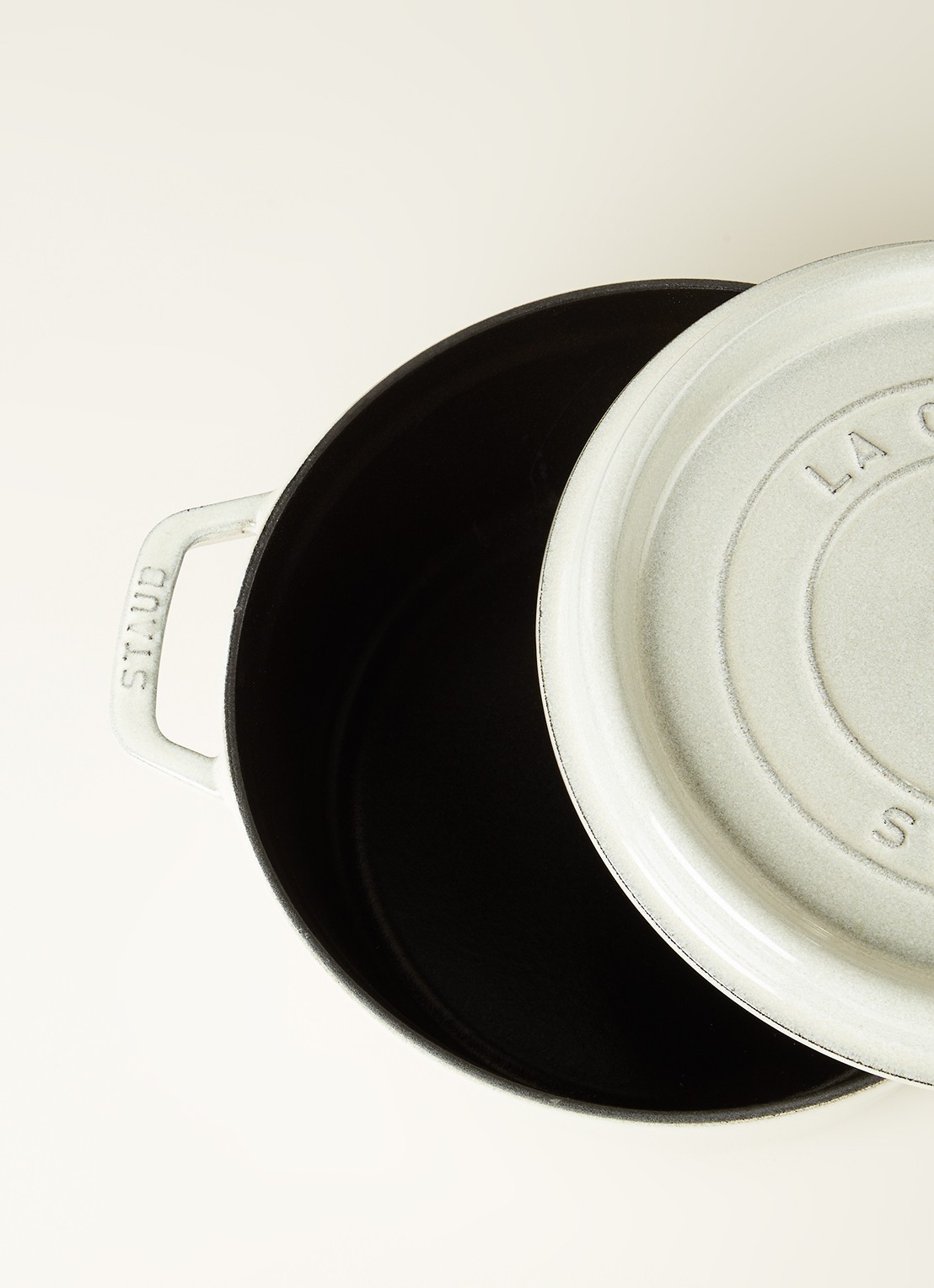 Staub Cocotte Ronde braadpan 24 cm - detail 3 lichtgrijs