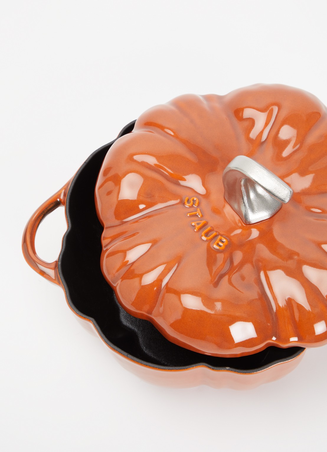 Staub Pompoen Cocotte Ø24 cm - voorkant 2 roestbruin