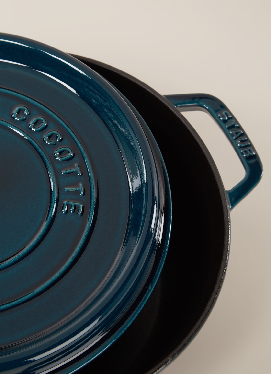 Staub Ronde cocotte Ø24 cm - detail flessengroen