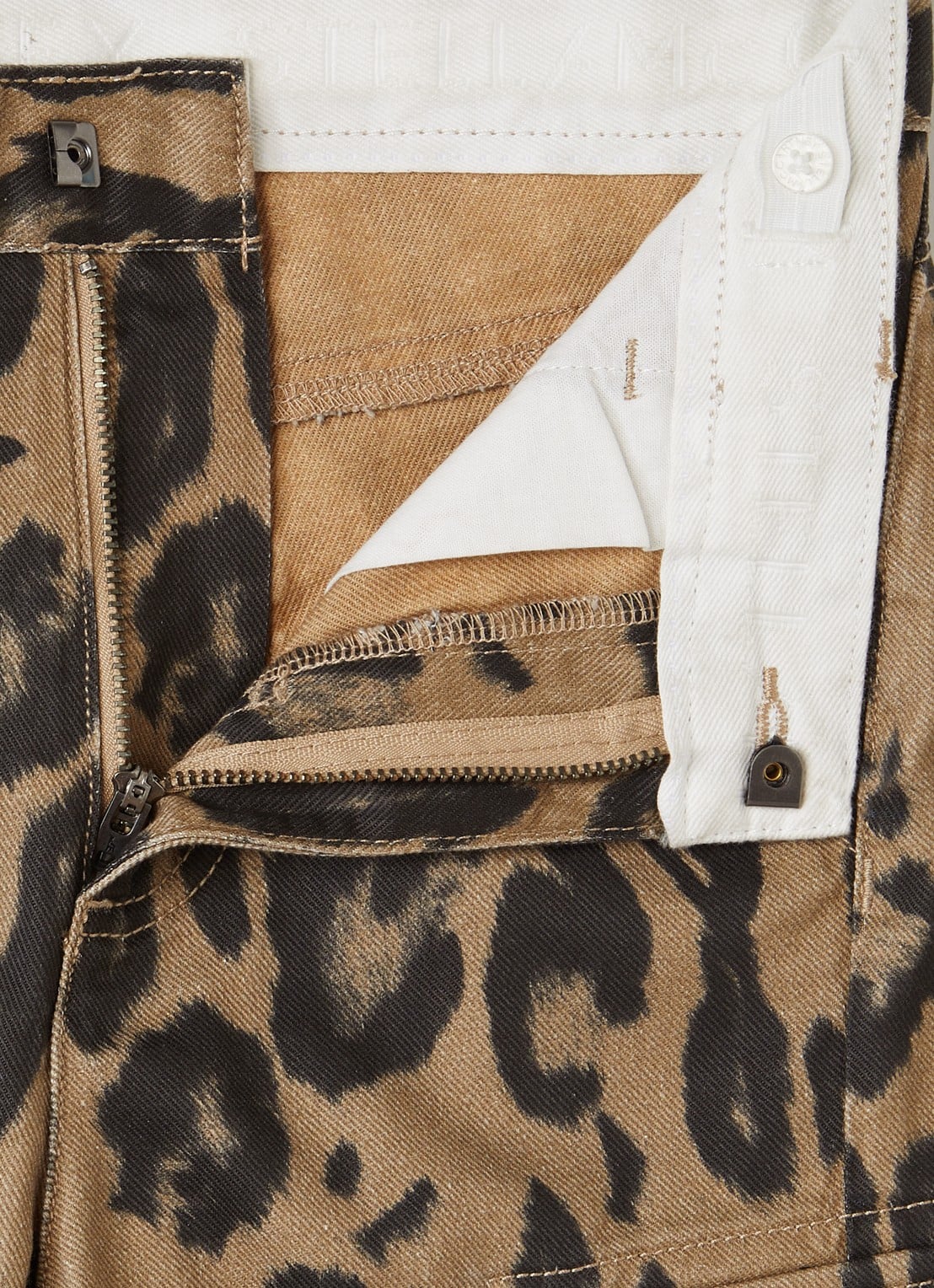 Stella McCartney Loose fit jeans met panterprint - detail camel