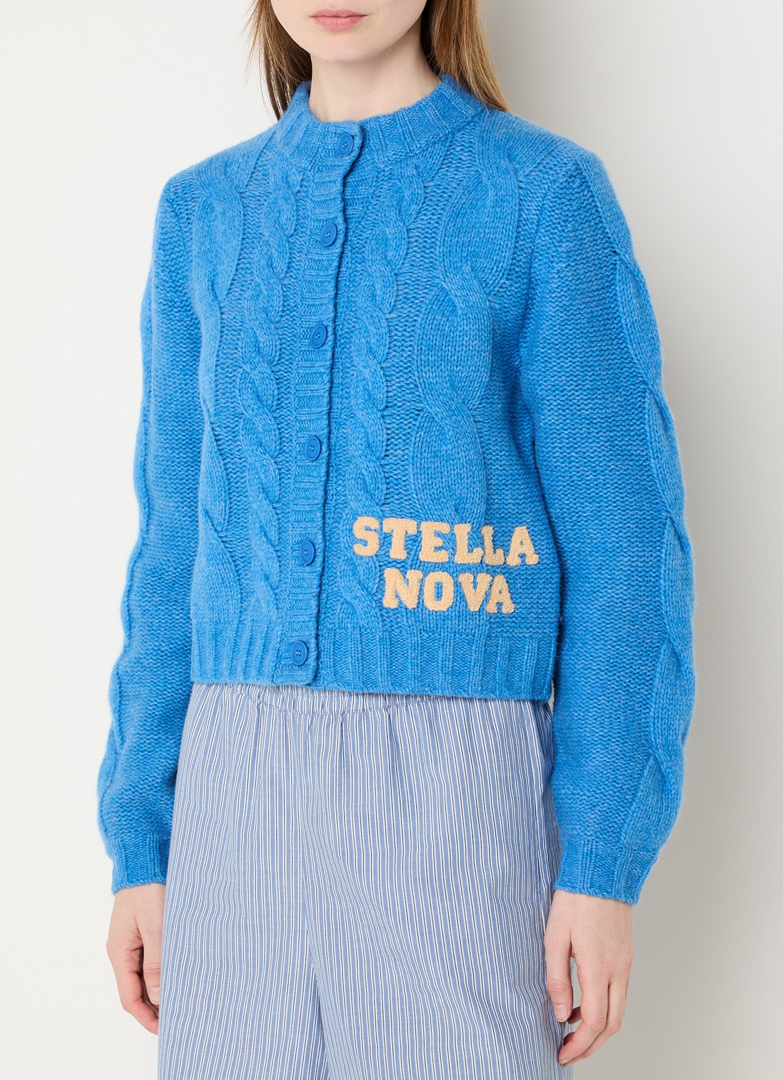Stella Nova Grofgebreide vest in wolblend met logo - detail blauw