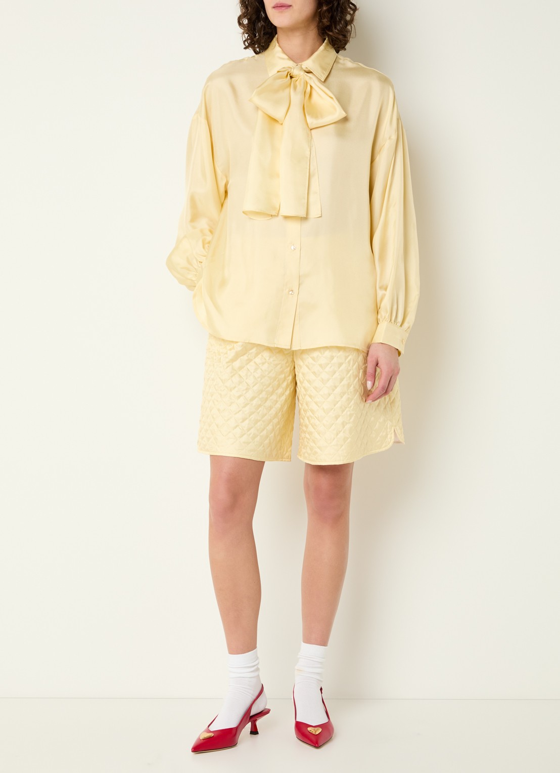 Stella Nova High waist wide fit korte broek van zijde met quilt patroon - voorkant 2 lichtgeel