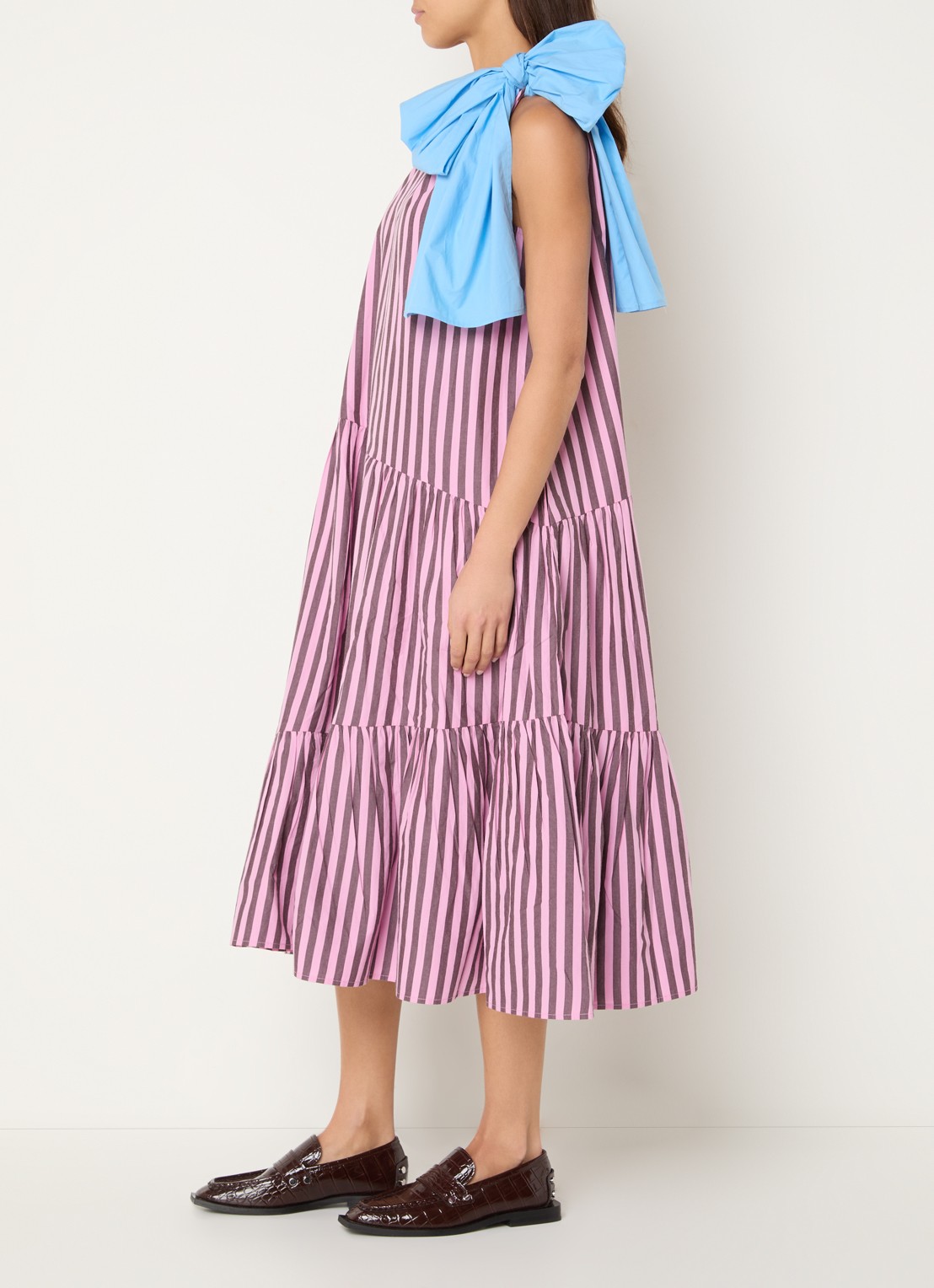 Stella Nova Midi jurk met streepprint en asymmetrische hals - voorkant 3 roze