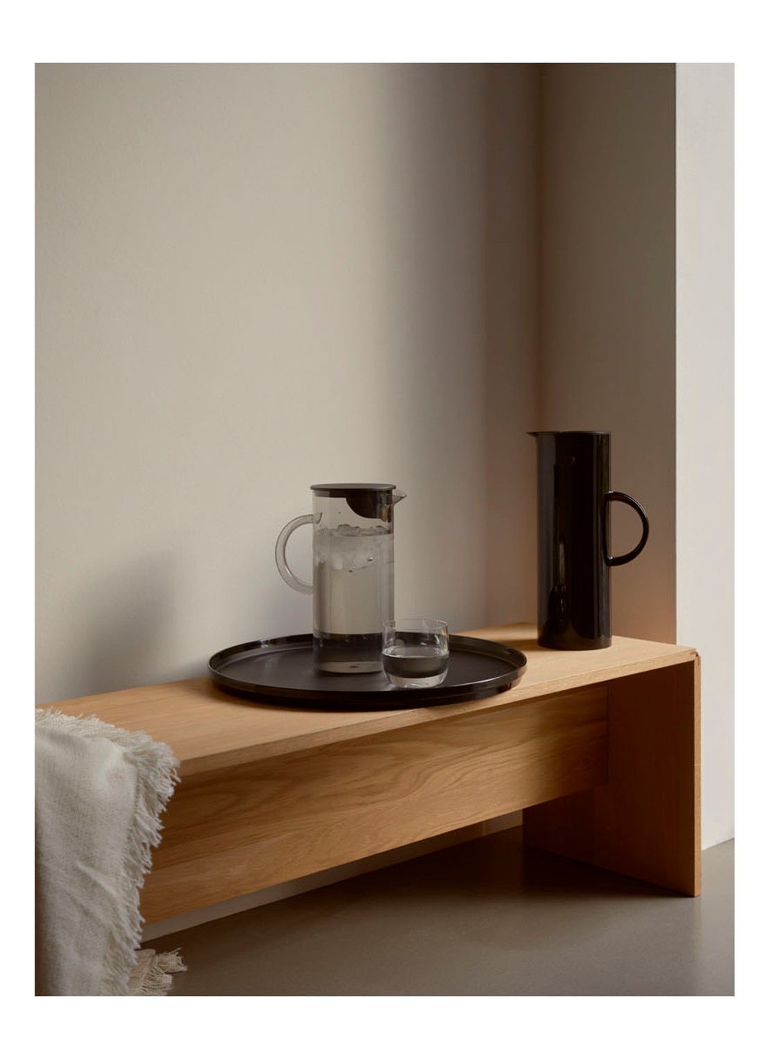 Stelton Em77 karaf met deksel 1,5 liter - voorkant 2 donkergrijs
