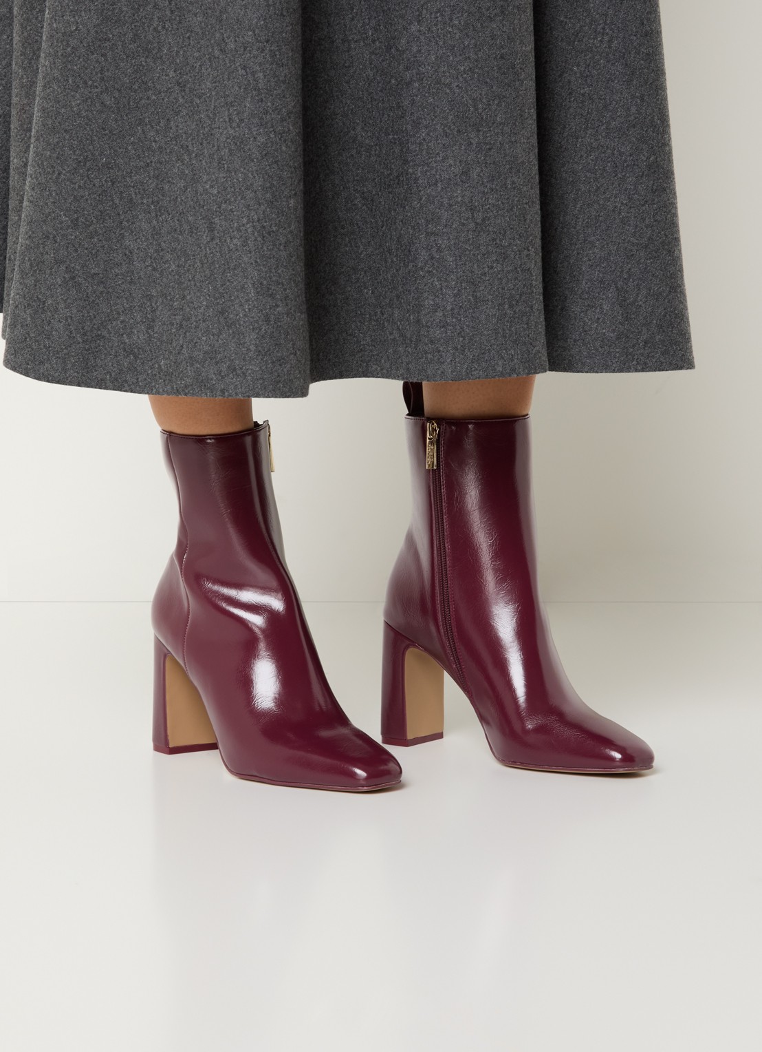 Steve Madden Adelisa enkellaarsje met lakfinish - voorkant 5 aubergine